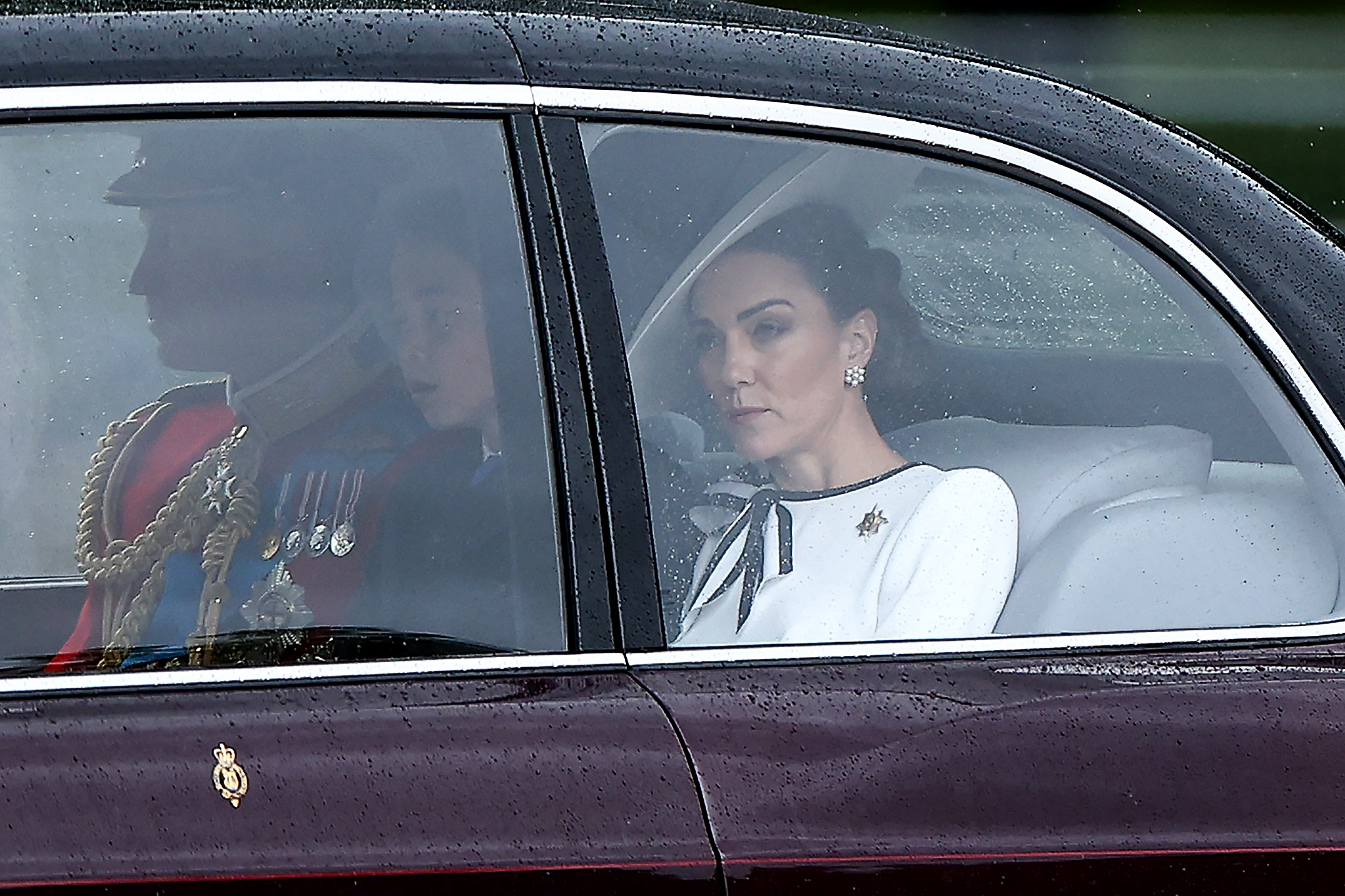 El príncipe William, príncipe de Gales, Catherine, princesa de Gales, y el príncipe George de Gales de camino al Palacio de Buckingham antes del Desfile del Cumpleaños del Rey "Trooping the Colour" en Londres el 15 de junio de 2024. | Fuente: Getty Images