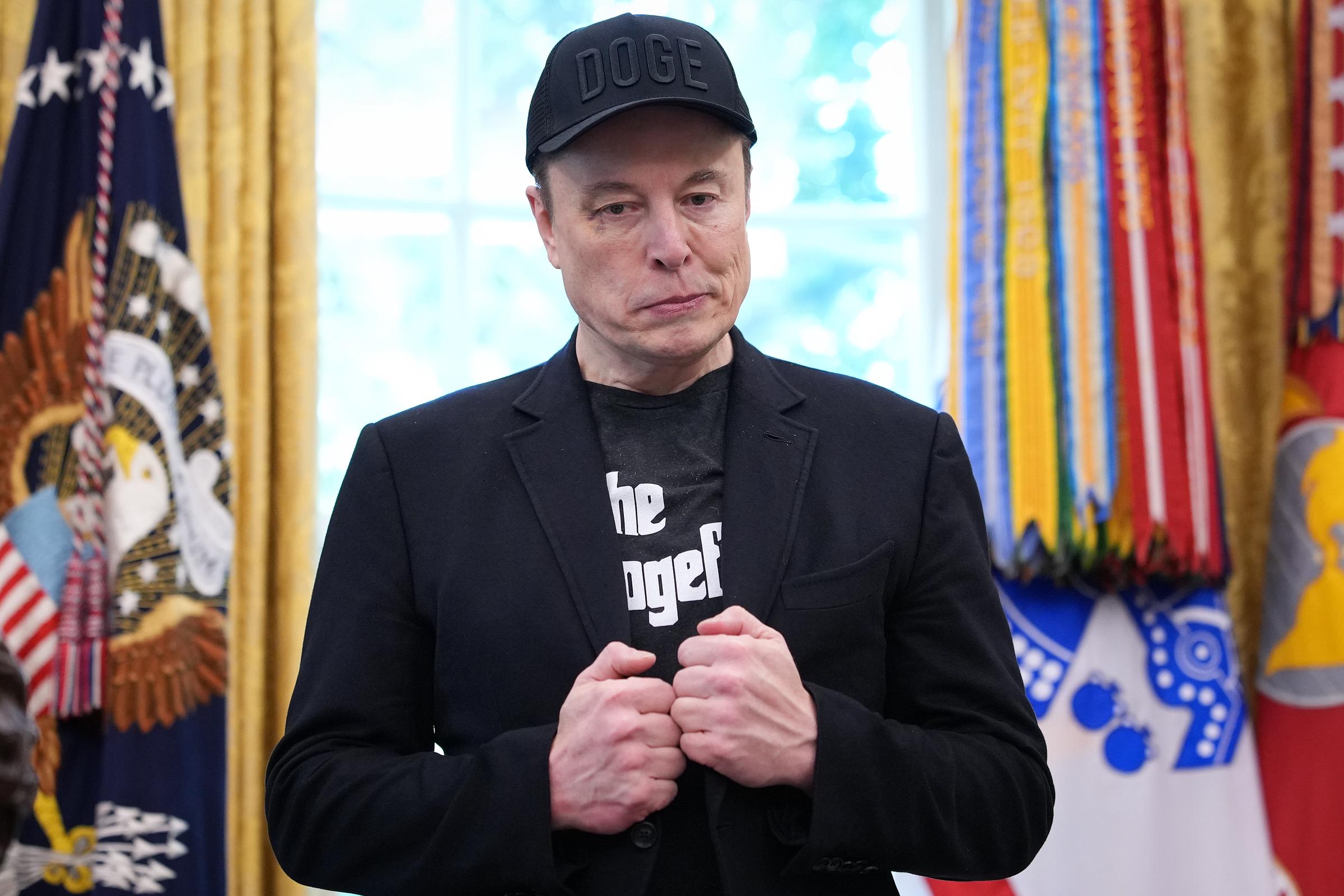 Con una marca violácea en el rabillo del ojo, la inesperada aparición de Musk se convirtió rápidamente en el centro de atención de la conferencia de despedida del viernes.