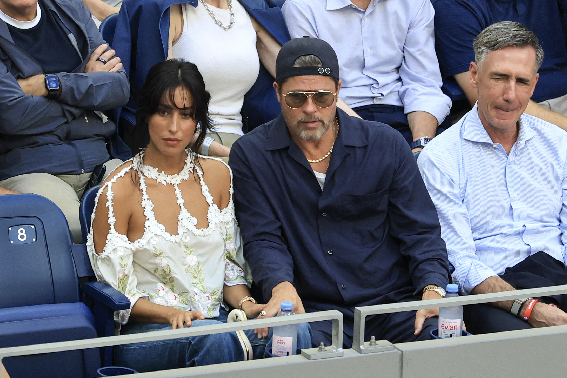 Pitt y de Ramon se tomaron de la mano mientras veían la final masculina desde sus asientos. El afectuoso momento ocurrió casi un año después de que una fuente le dijera a People que la pareja estaba "más feliz que nunca" y "con una relación muy sólida".
