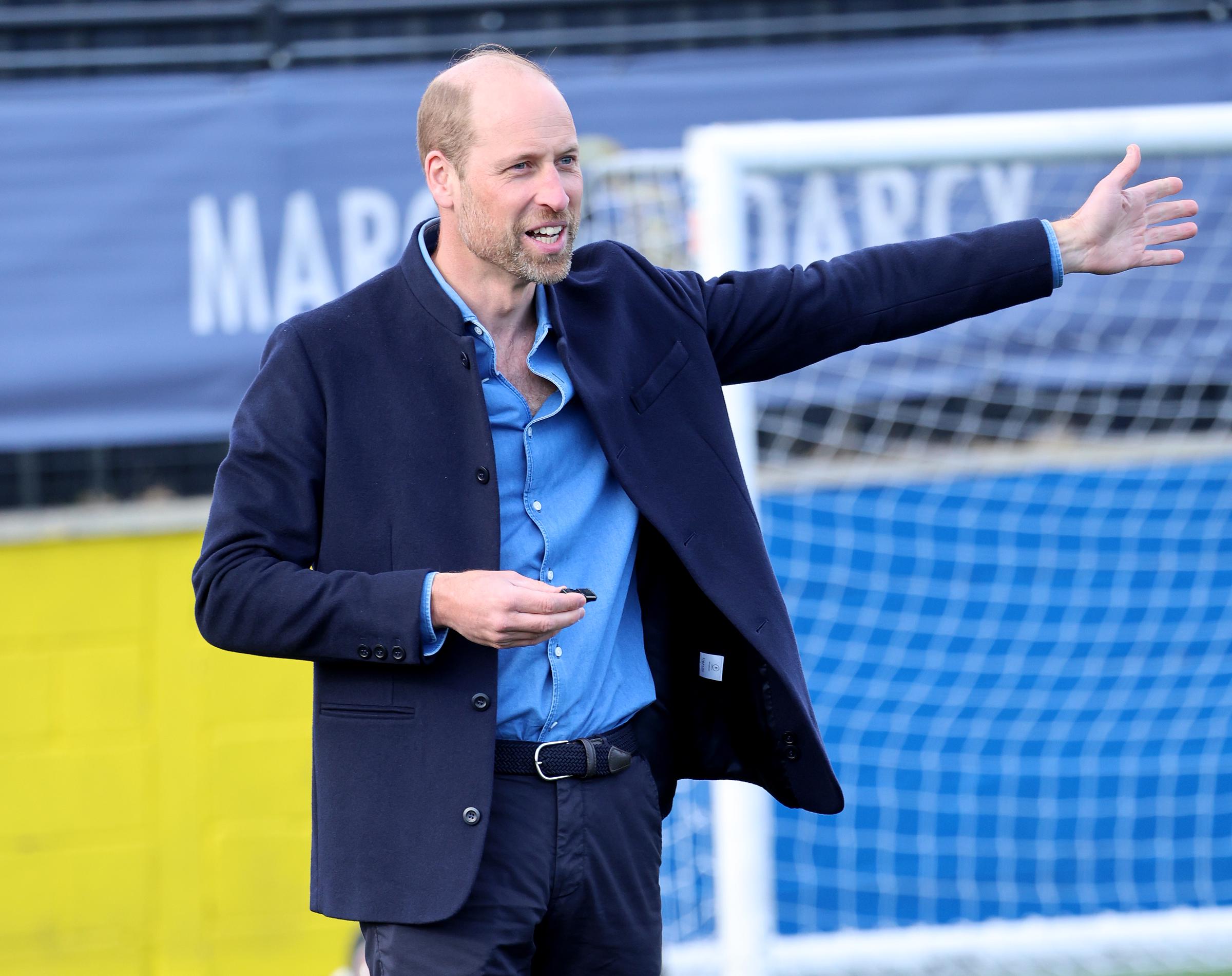 El príncipe William gesticula durante un partido de minifútbol en el Sporting Khalsa FC de Willenhall, Inglaterra, el 11 de marzo de 2025 | Fuente: Getty Images