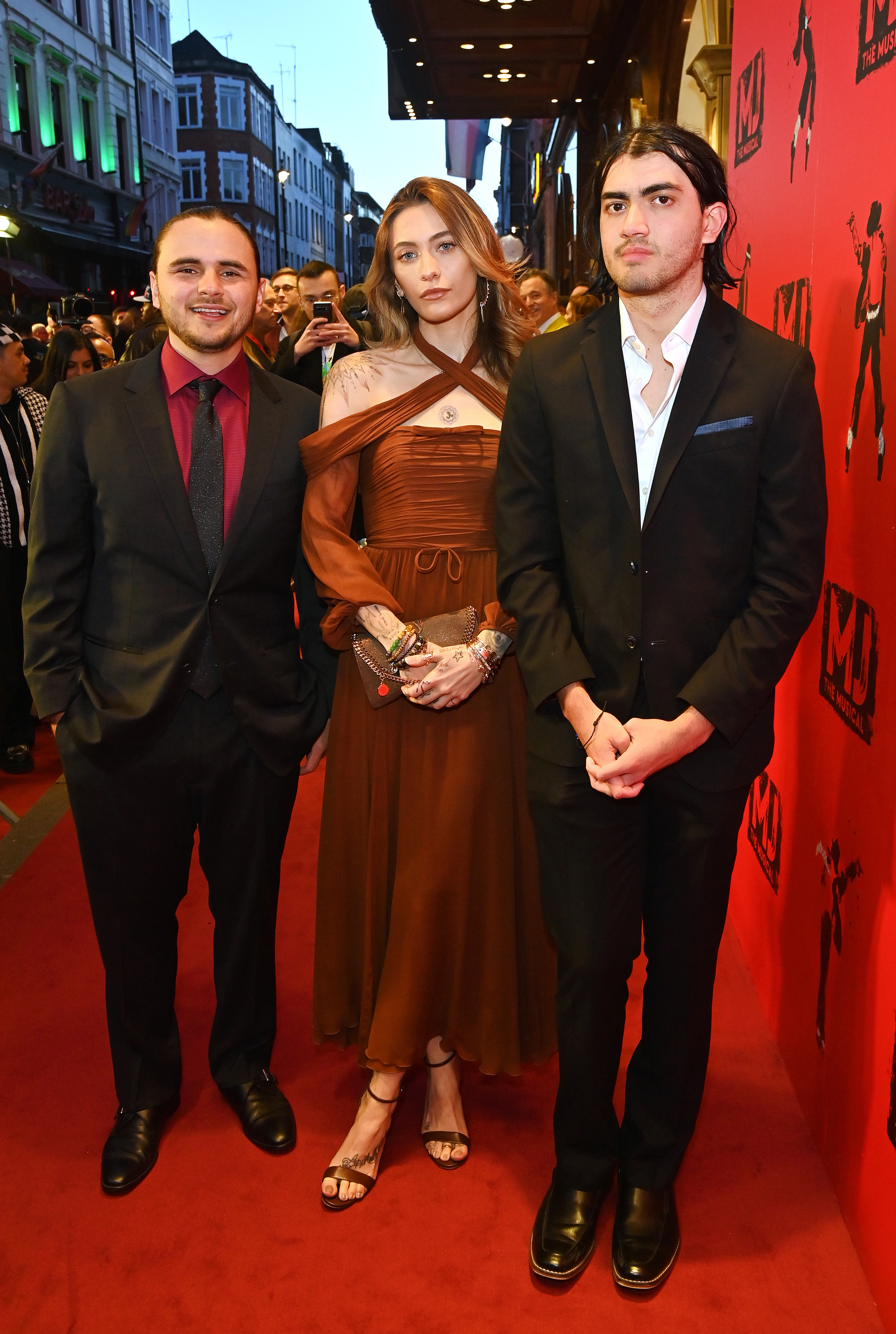 (De izq. a dcha.) Prince, Paris y Bigi alias Blanket Jackson en la actuación de la noche de prensa de "MJ: The Musical" el 27 de marzo de 2024, en Londres, Inglaterra. | Fuente: Getty Images