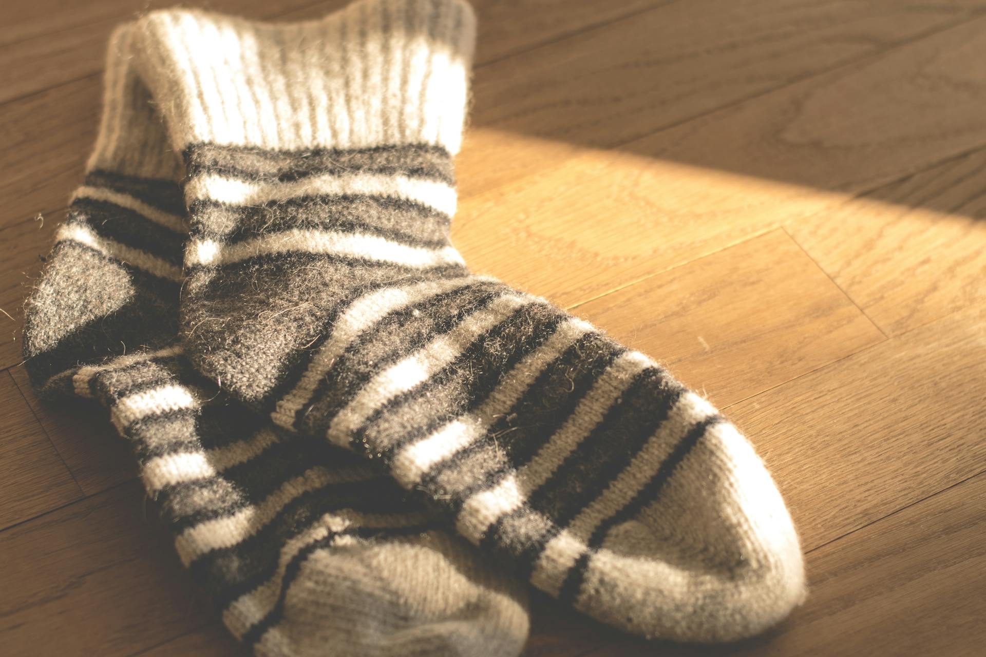 Calcetines tirados en el suelo | Fuente: Pexels