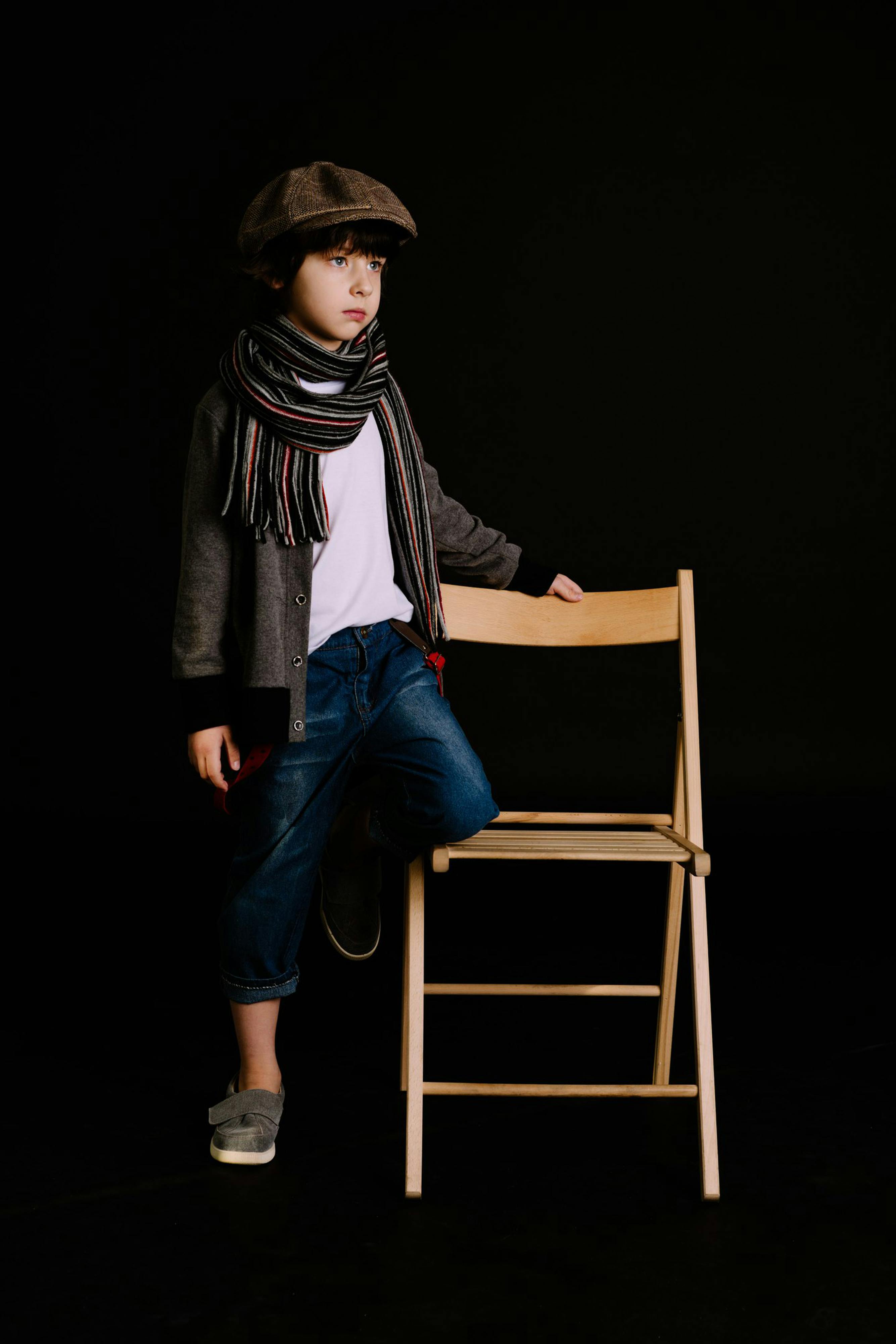 Niño con bufanda de punto | Fuente: Pexels