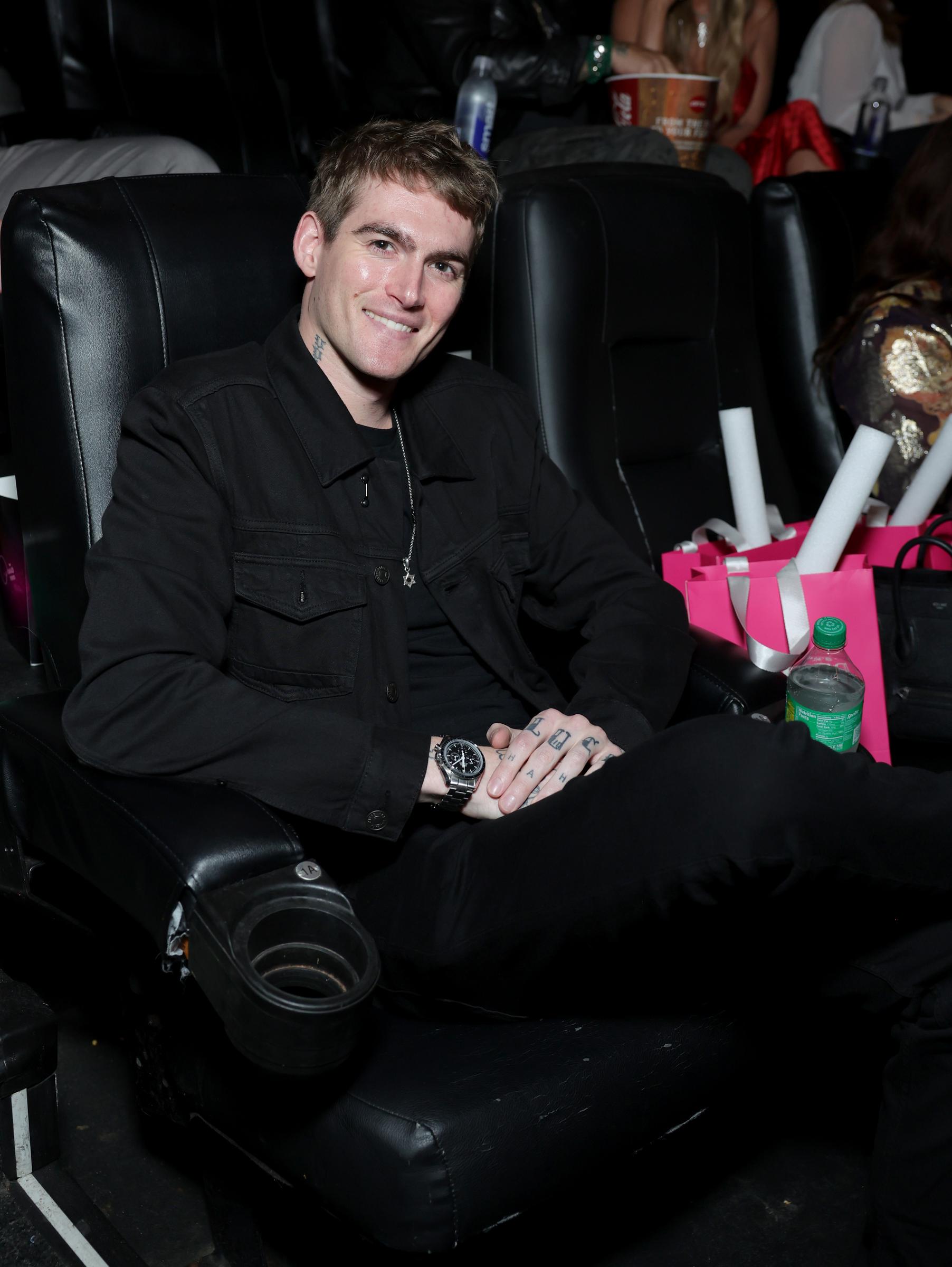 Presley Gerber asiste al estreno de "Infinite Icon: A Visual Memoir" de Paris Hilton en Los Ángeles el 20 de enero de 2026, sonriendo desde su asiento en la proyección. | Fuente: Getty Images