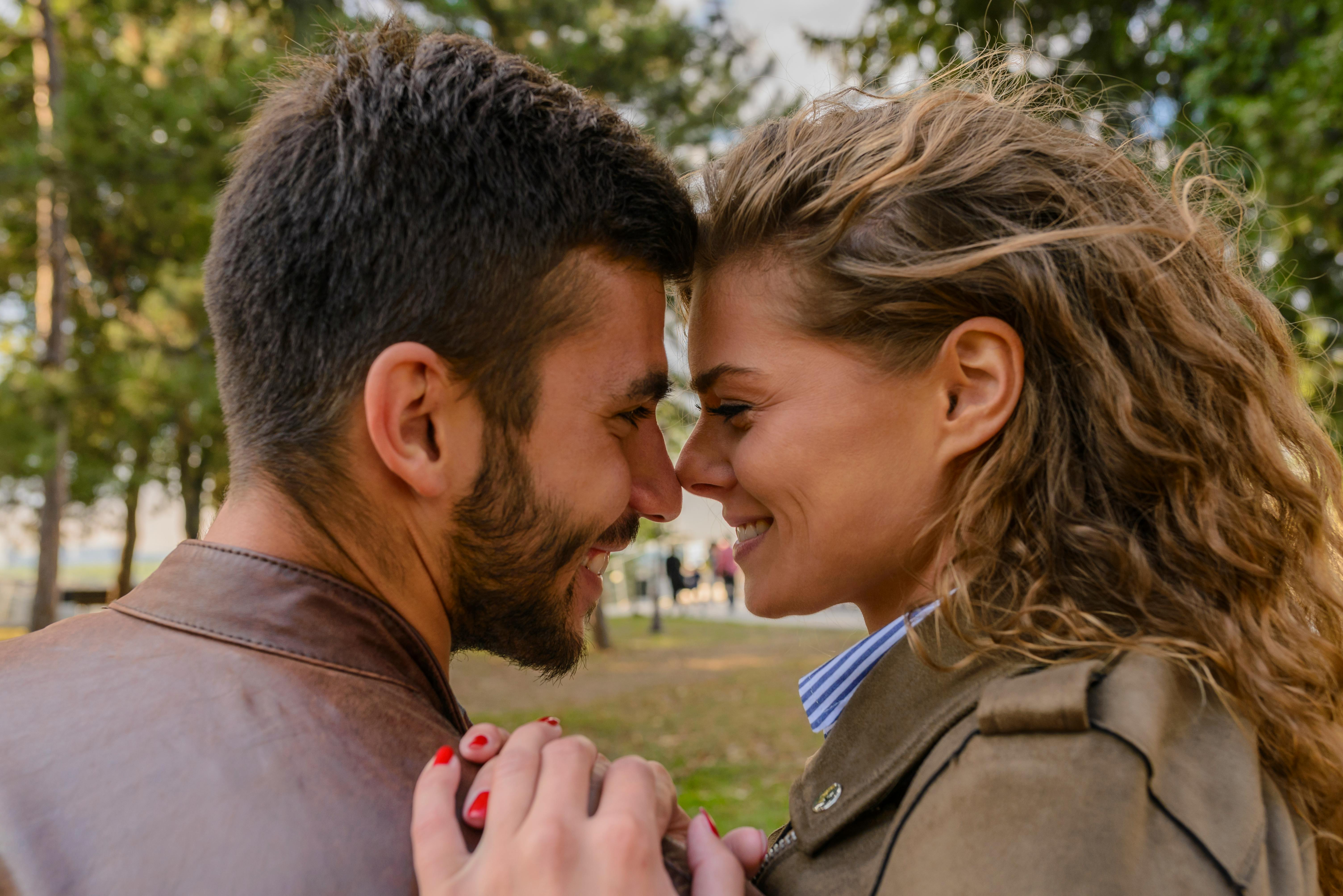 Una pareja feliz mirándose a los ojos | Fuente: Pexels