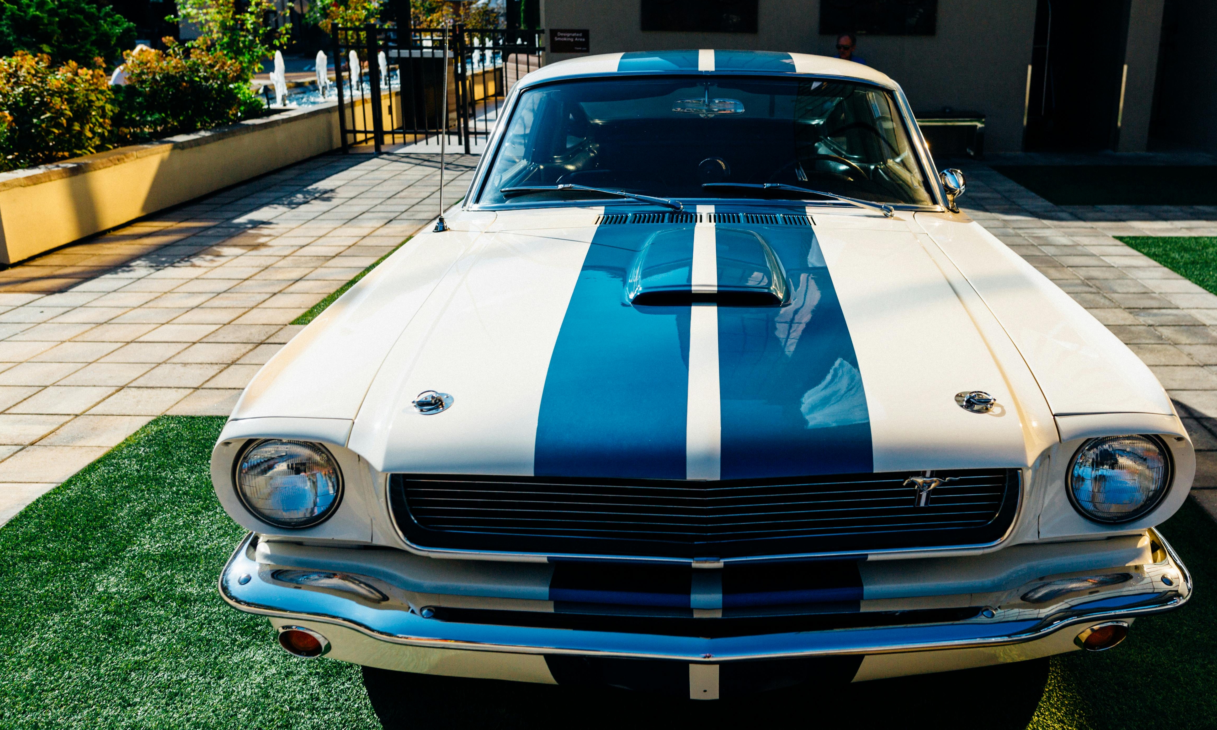 El Mustang restaurado simboliza el trabajo duro y la conexión renovada | Fuente: Pexels