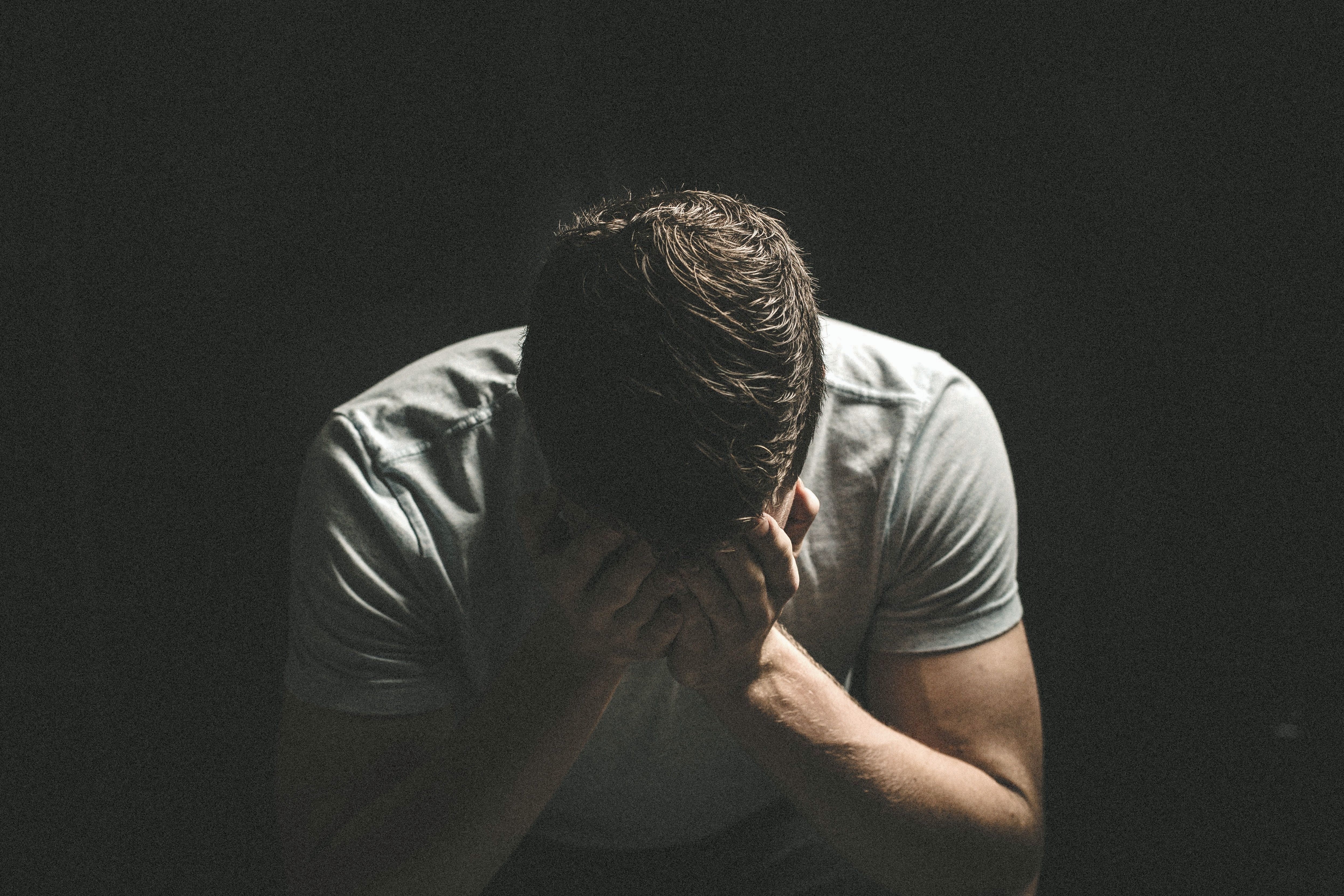 Desesperación, hombre sujetándose la cabeza | Fuente: Shutterstock