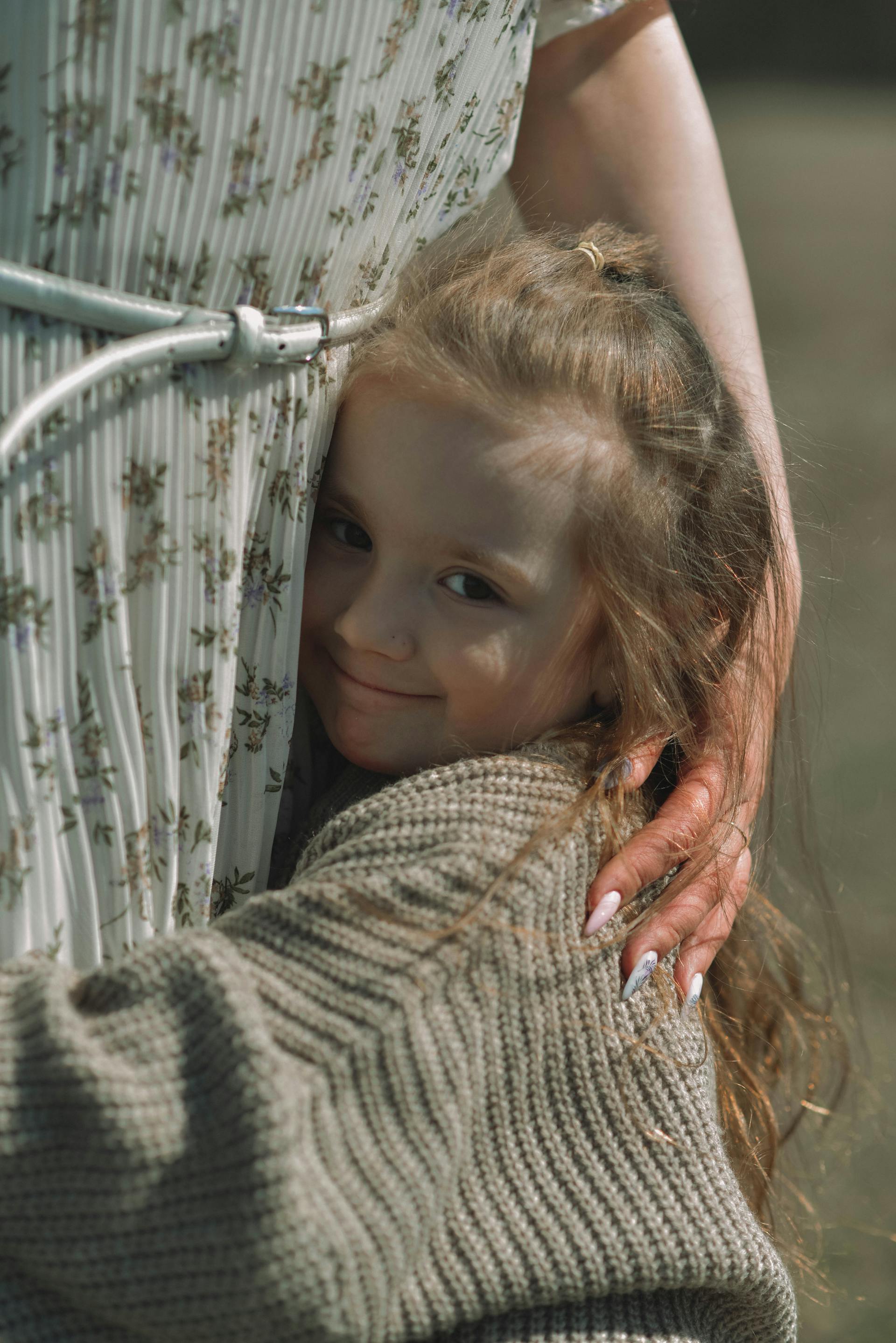 Una bambina che abbraccia la sua mamma | Fonte: Pexels