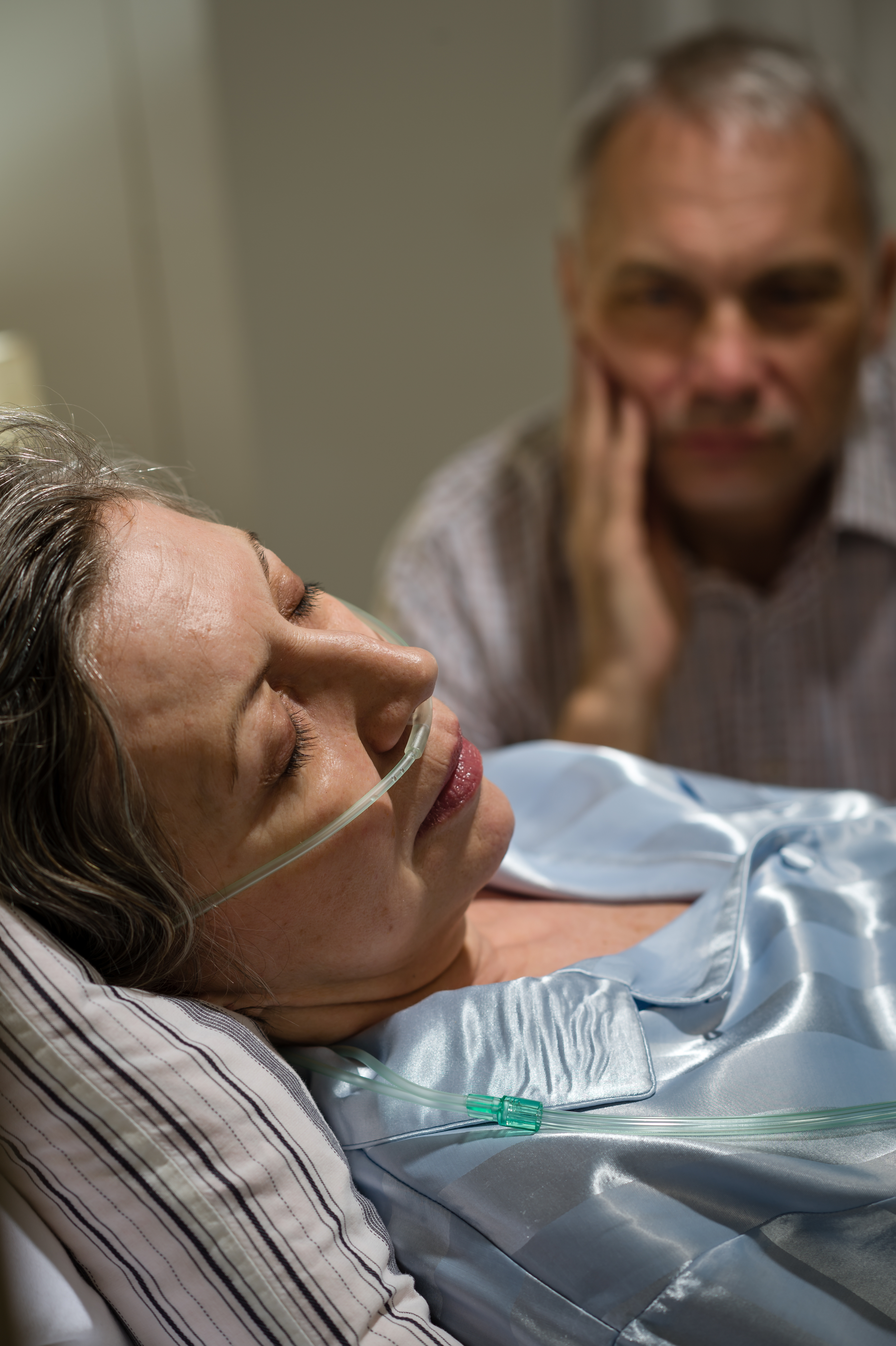 Una mujer enferma en el hospital con un hombre a su lado | Foto: Shutterstock
