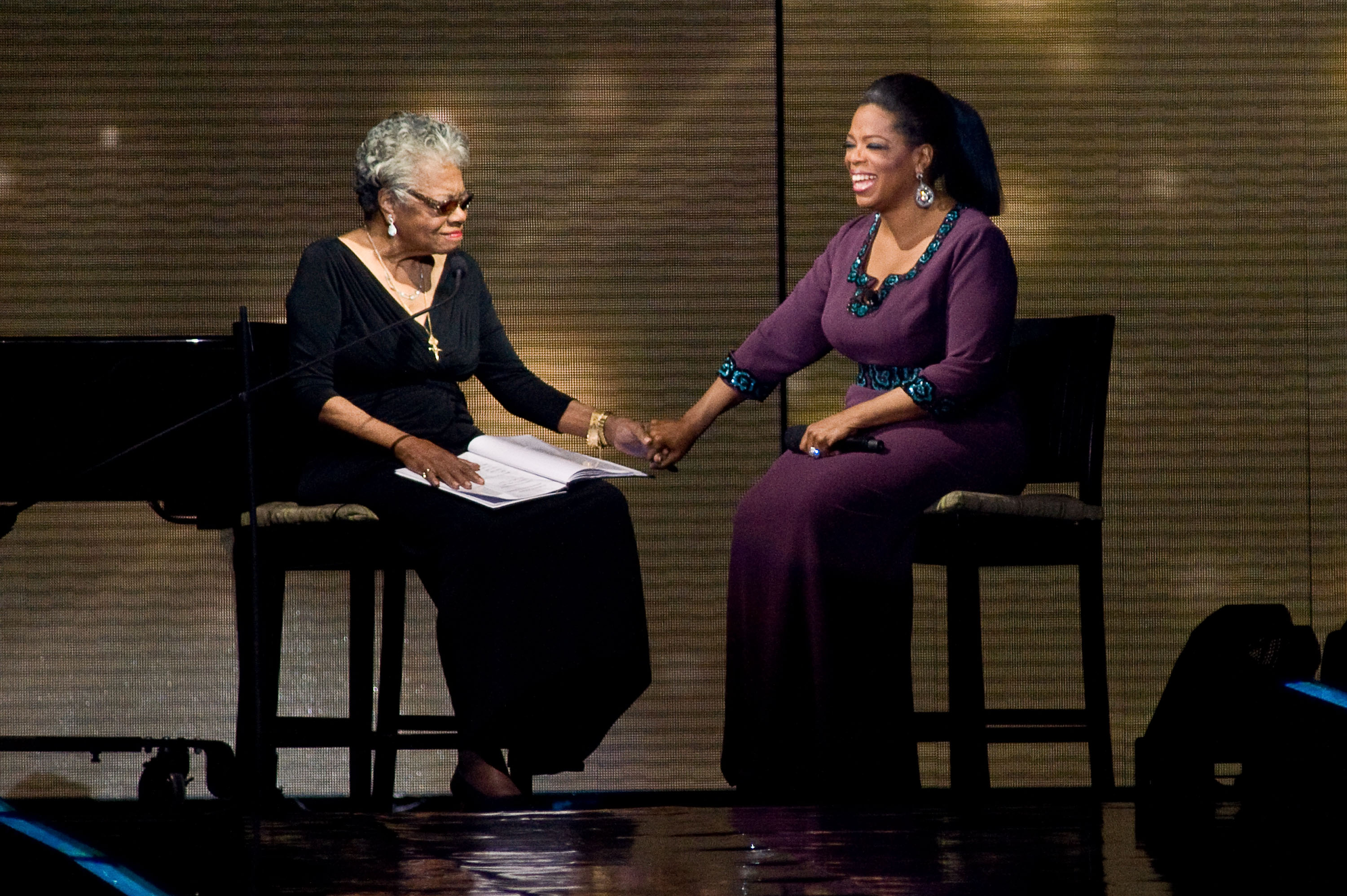 Maya Angelou y Oprah Winfrey en el evento "¡Sorpresa Oprah! A Farewell Spectacular" en Chicago, Illinois, el 17 de mayo de 2011 | Fuente: Getty Images