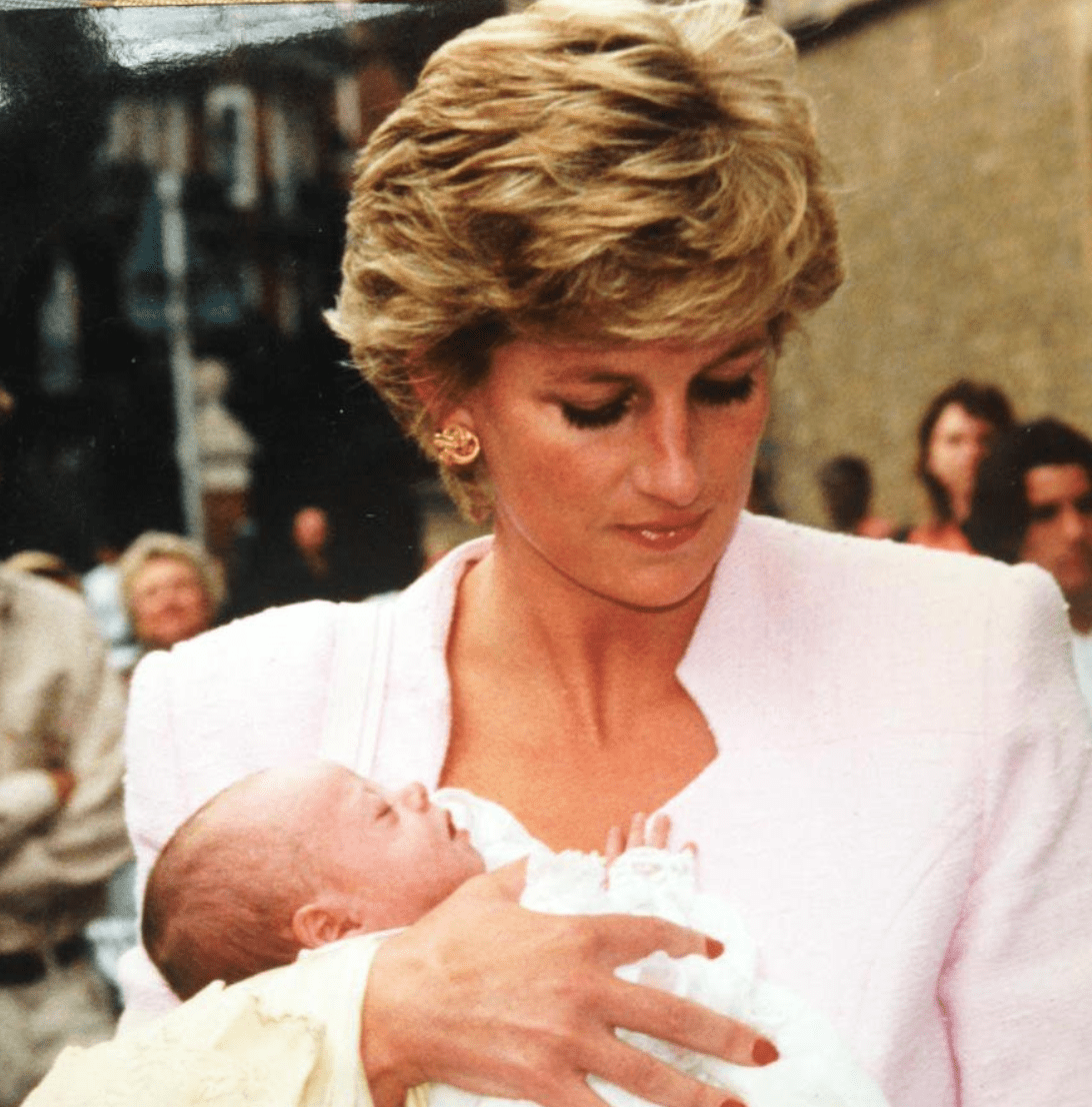 La Princesa Diana sostiene a Domenica durante su bautizo en 1995. | Fuente: Twitter/MoncktonR