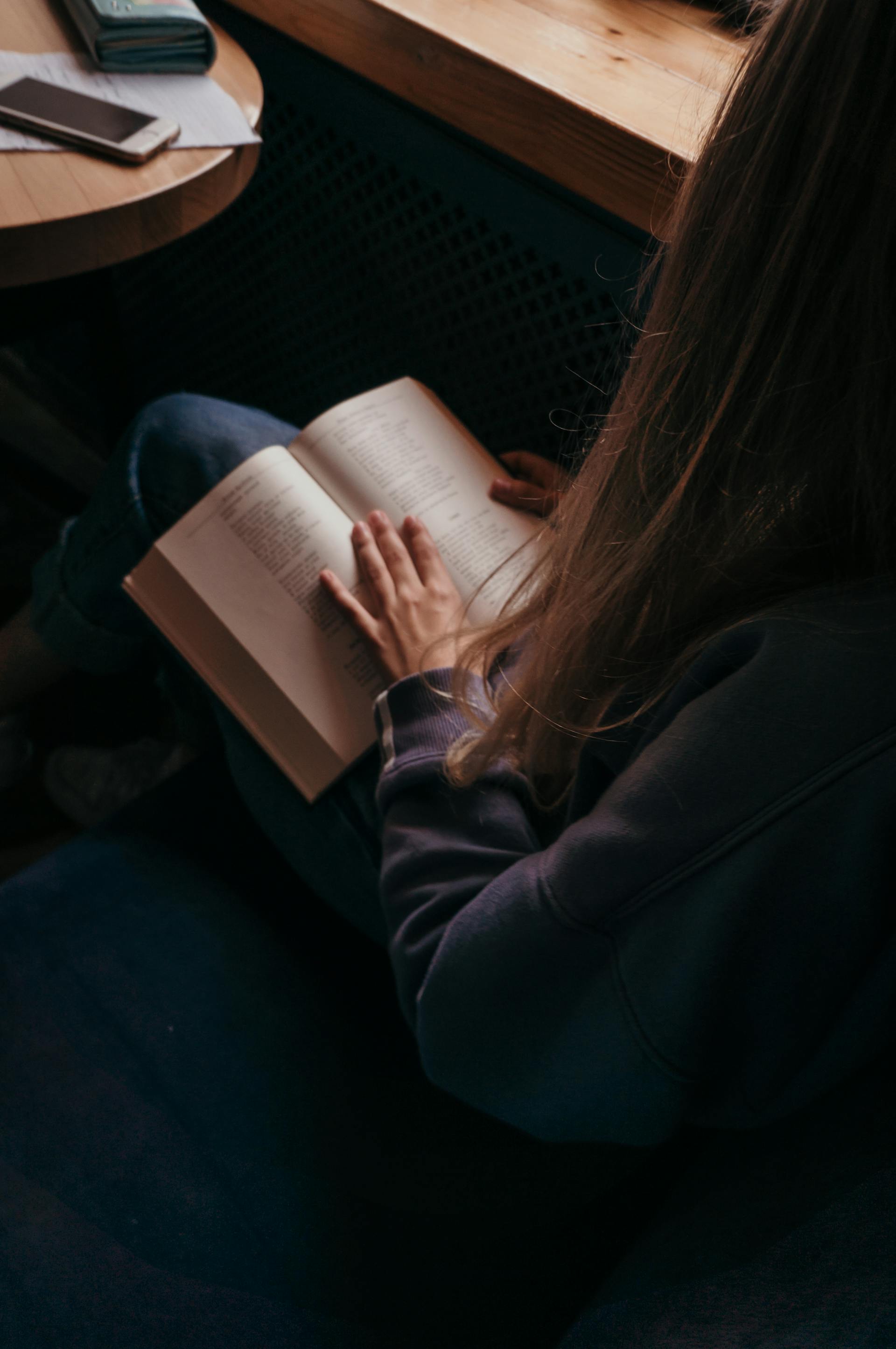 Una persona leyendo un libro | Fuente: Pexels