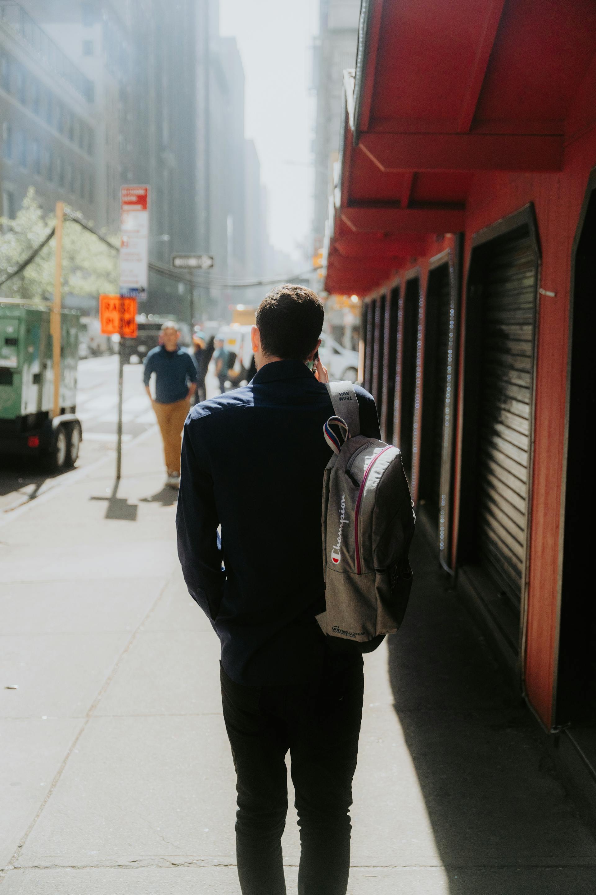 Un hombre caminando por una calle de la ciudad | Fuente: Pexels