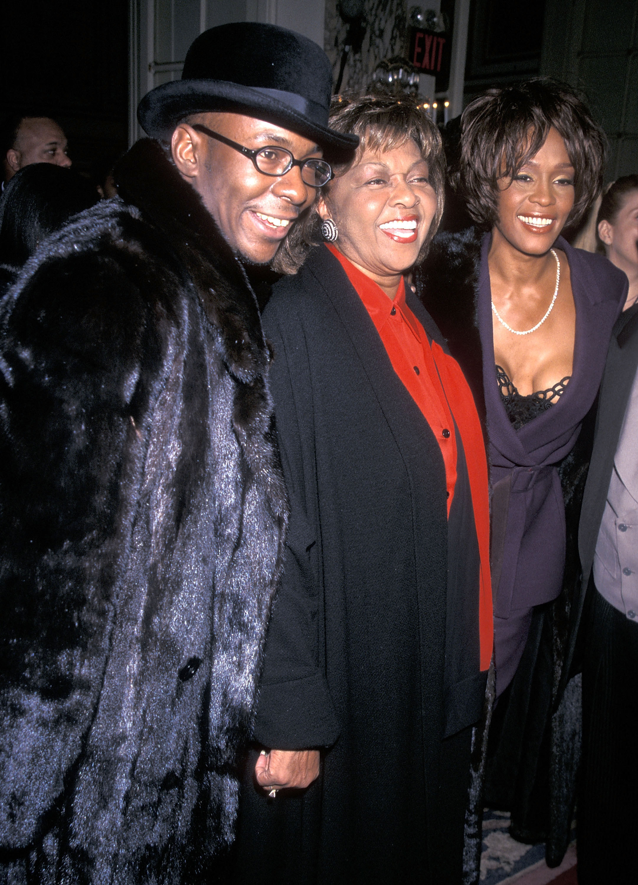 Bobby Brown, Whitney y Cissy Houston en la fiesta previa a la 40ª edición de los Premios Grammy en Nueva York el 24 de febrero de 1998 | Fuente: Getty Images