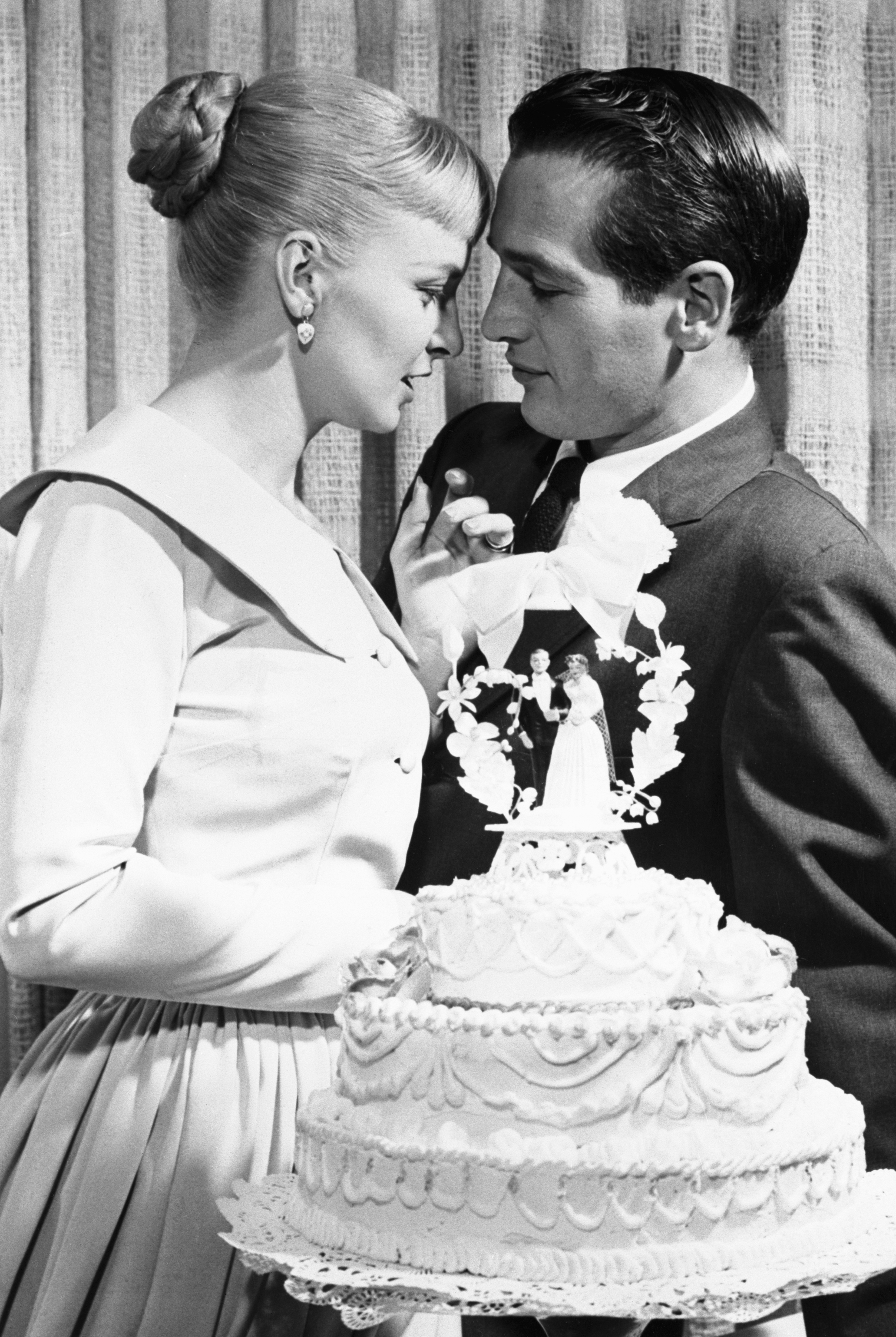 Las estrellas de Hollywood Joanne Woodward y Paul Newman tras casarse en Las Vegas en 1958 | Fuente: Getty Images