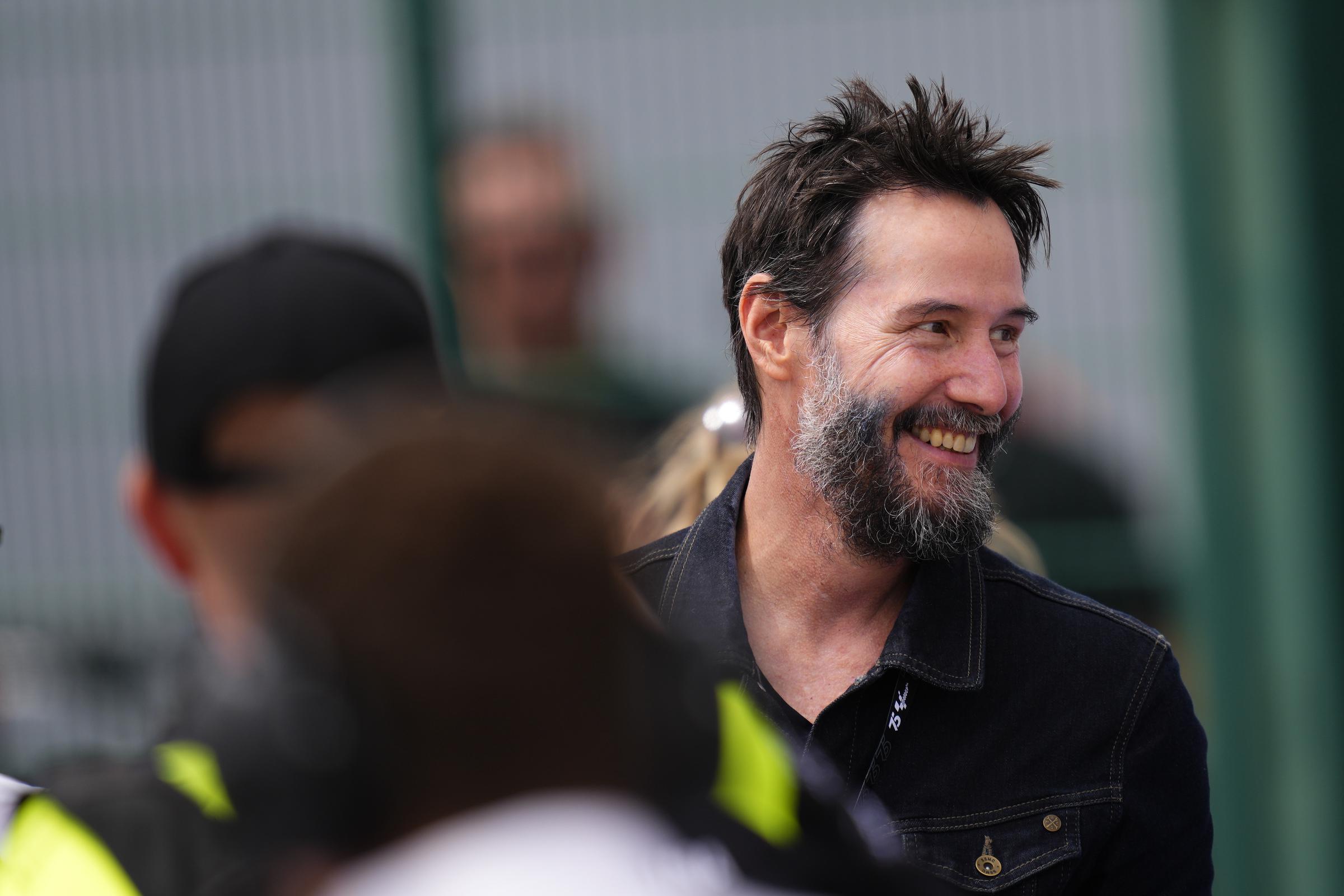 Keanu Reeves durante la jornada de carreras del Gran Premio Liqui Moly Motorrad de Alemania en el circuito de Sachsenring en Hohenstein-Ernstthal, Alemania, el 7 de julio de 2024 | Fuente: Getty Images