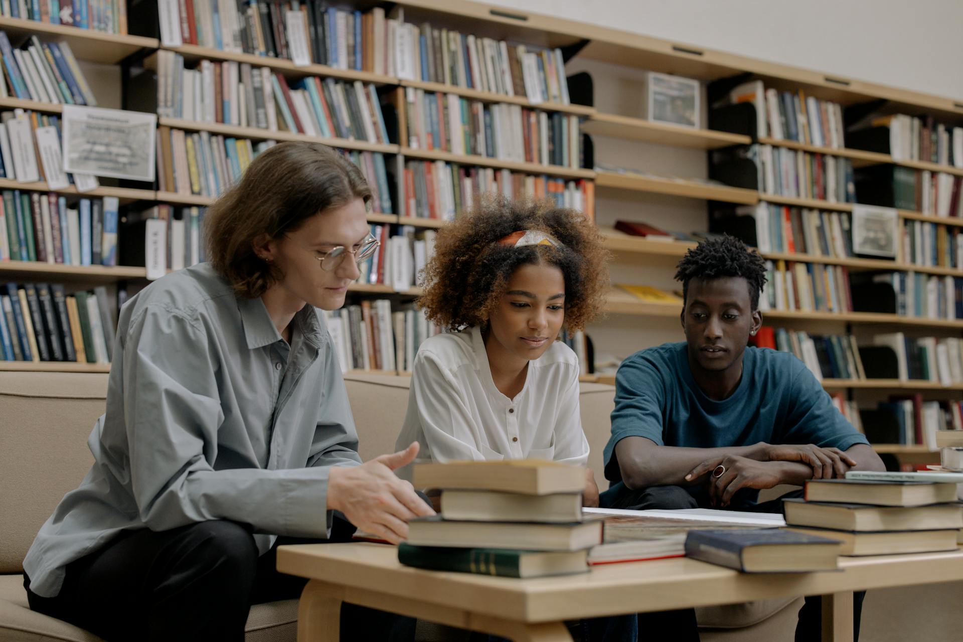 Estudiantes en una biblioteca | Fuente: Pexels