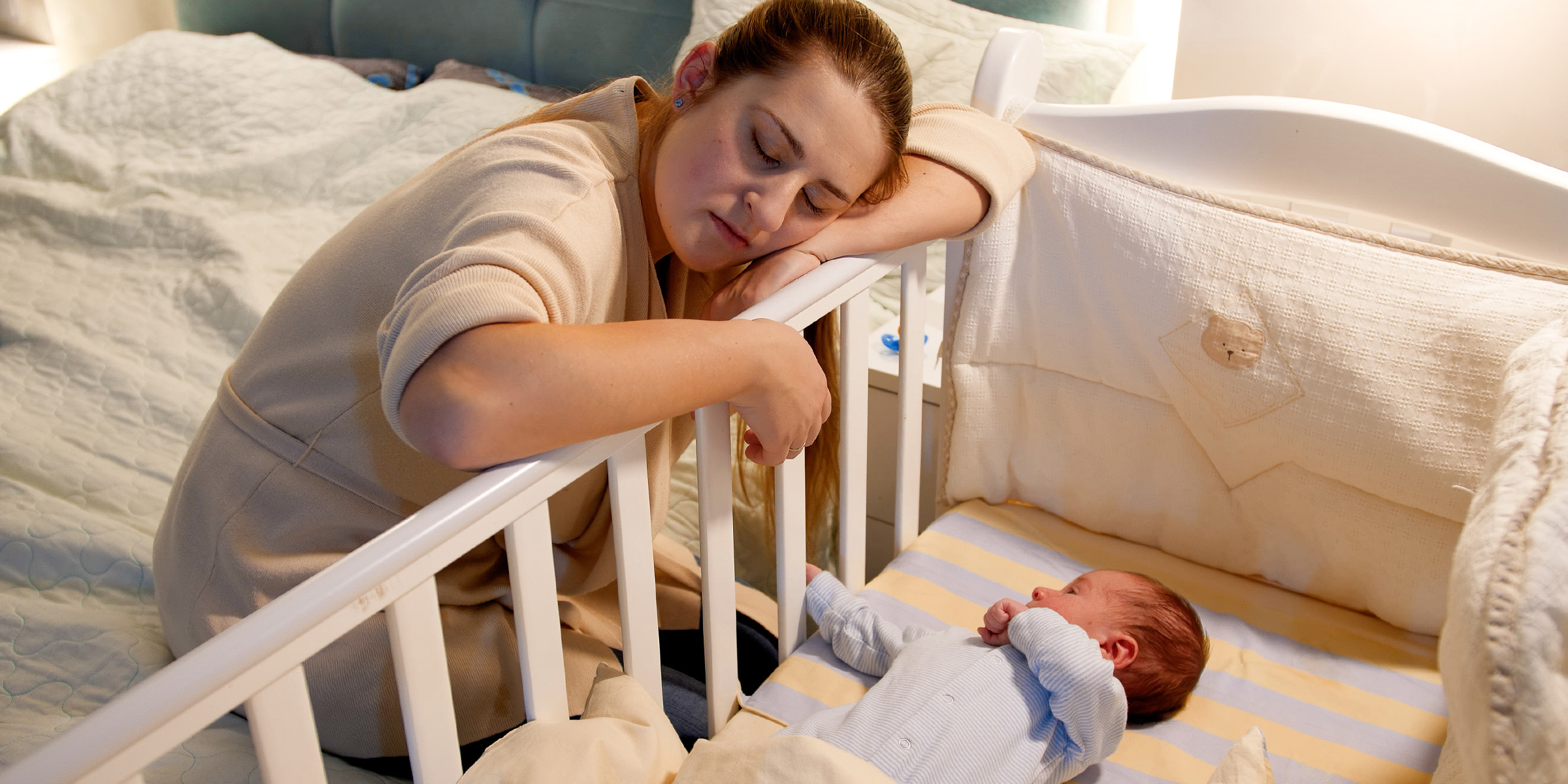 Madre cansada y un recién nacido | Fuente: Shutterstock