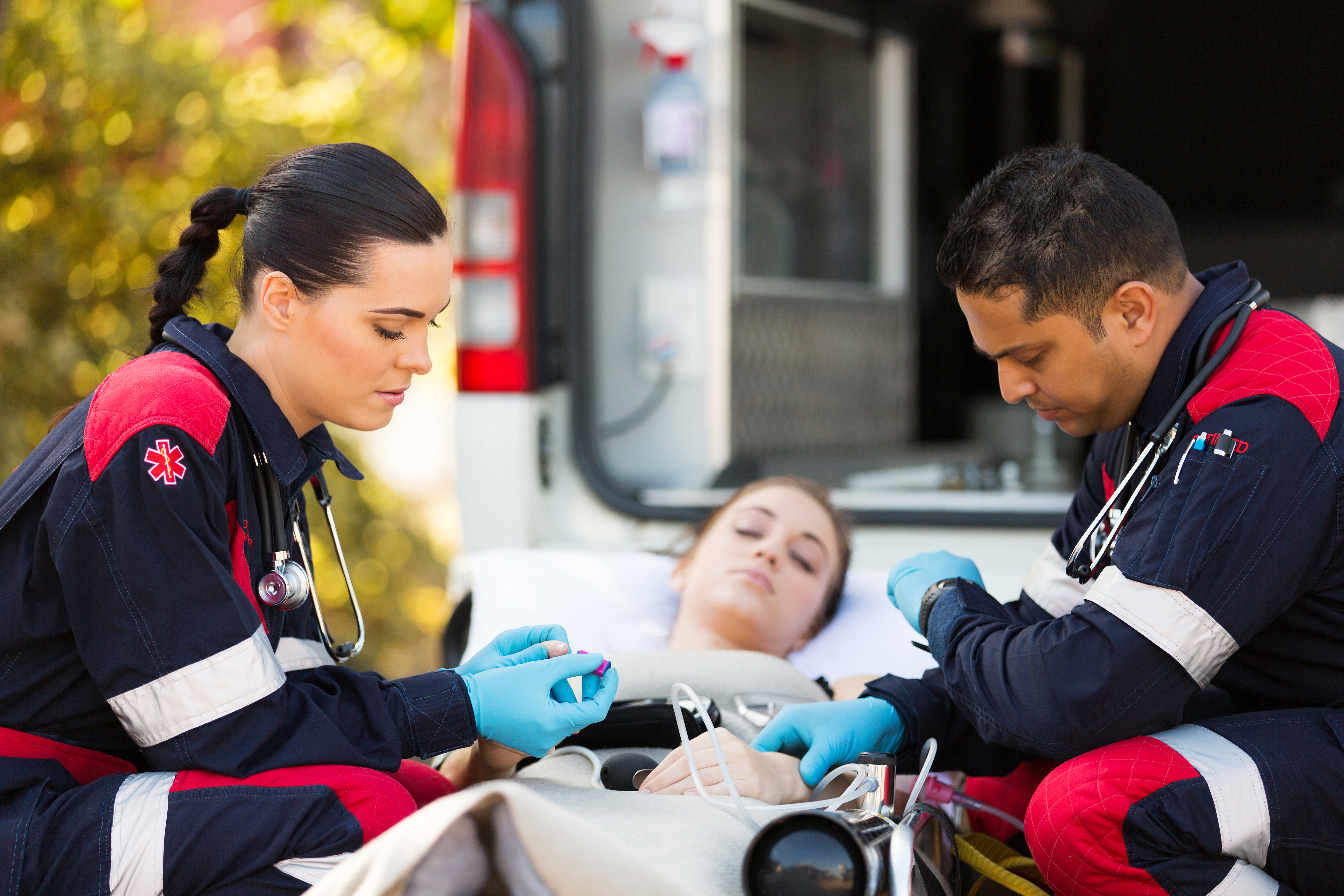 Paramédicos prestando primeros auxilios a una mujer. | Foto: Shutterstock