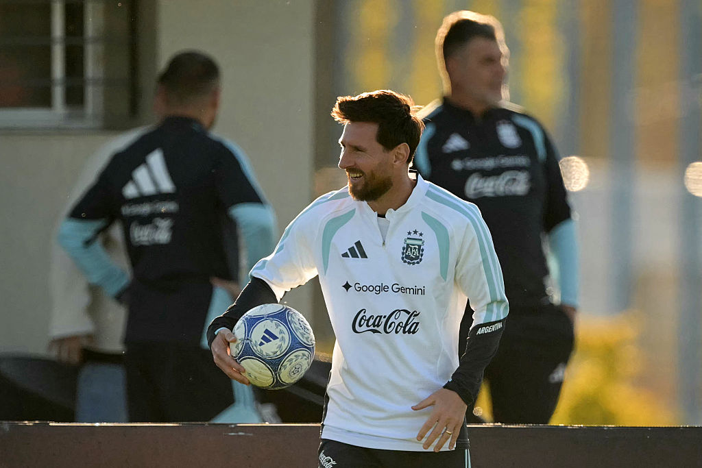 Lionel Messi participa en una sesión de entrenamiento de fútbol en el complejo de la Asociación del Fútbol Argentino (AFA) en Ezeiza, provincia de Buenos Aires, el 5 de octubre de 2026, previo al partido amistoso contra Benín. | Fuente: Getty Images
