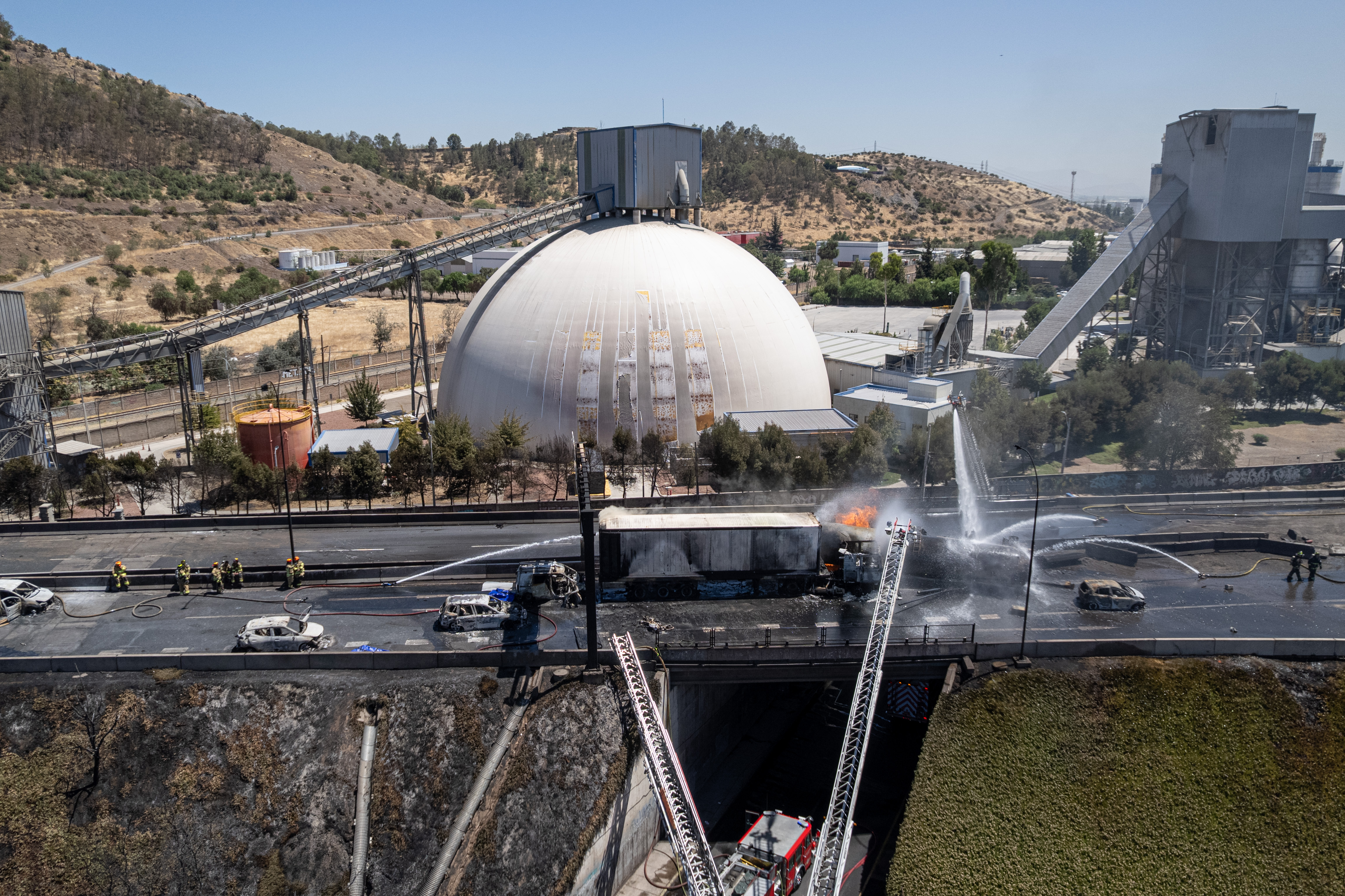 Bomberos trabajan en el lugar de la explosión de un camión con gas en Santiago, Chile, el 19 de febrero de 2026. | Fuente: Getty Images