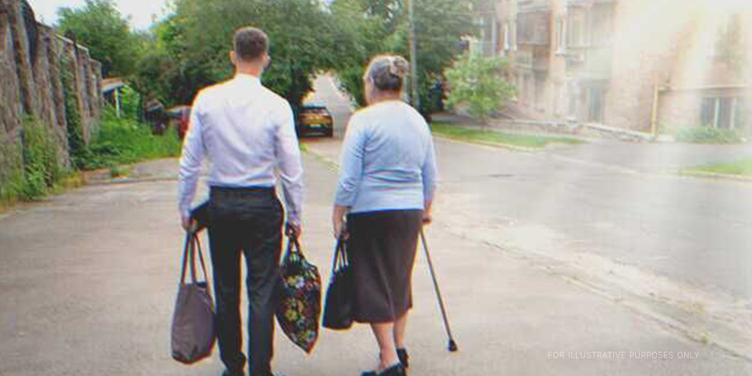 Hombre caminando junto a mujer mayor. | Foto: Shutterstock
