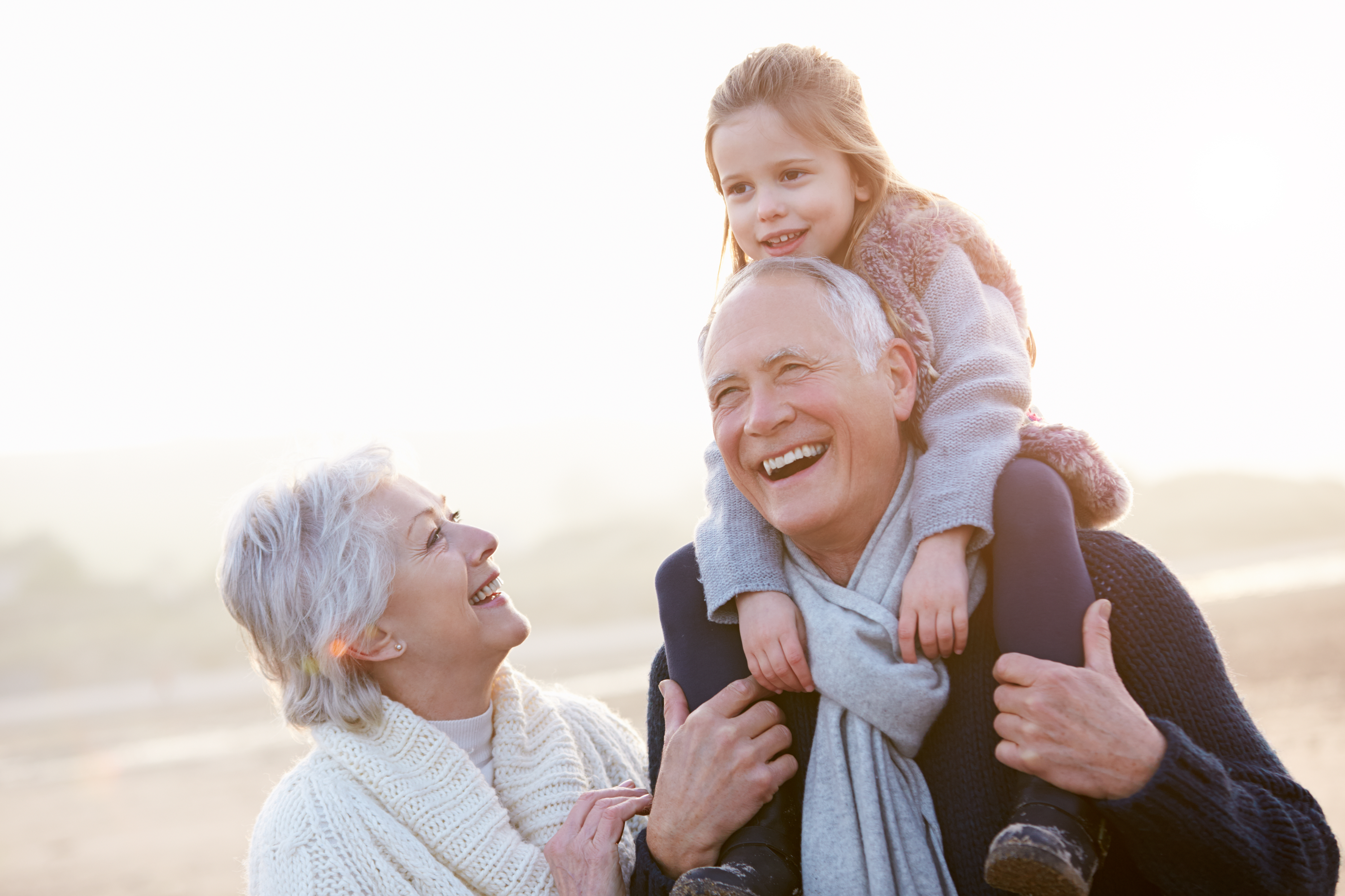 Una abuela ríe mientras su marido lleva a su nieto a hombros | Foto: Shutterstock