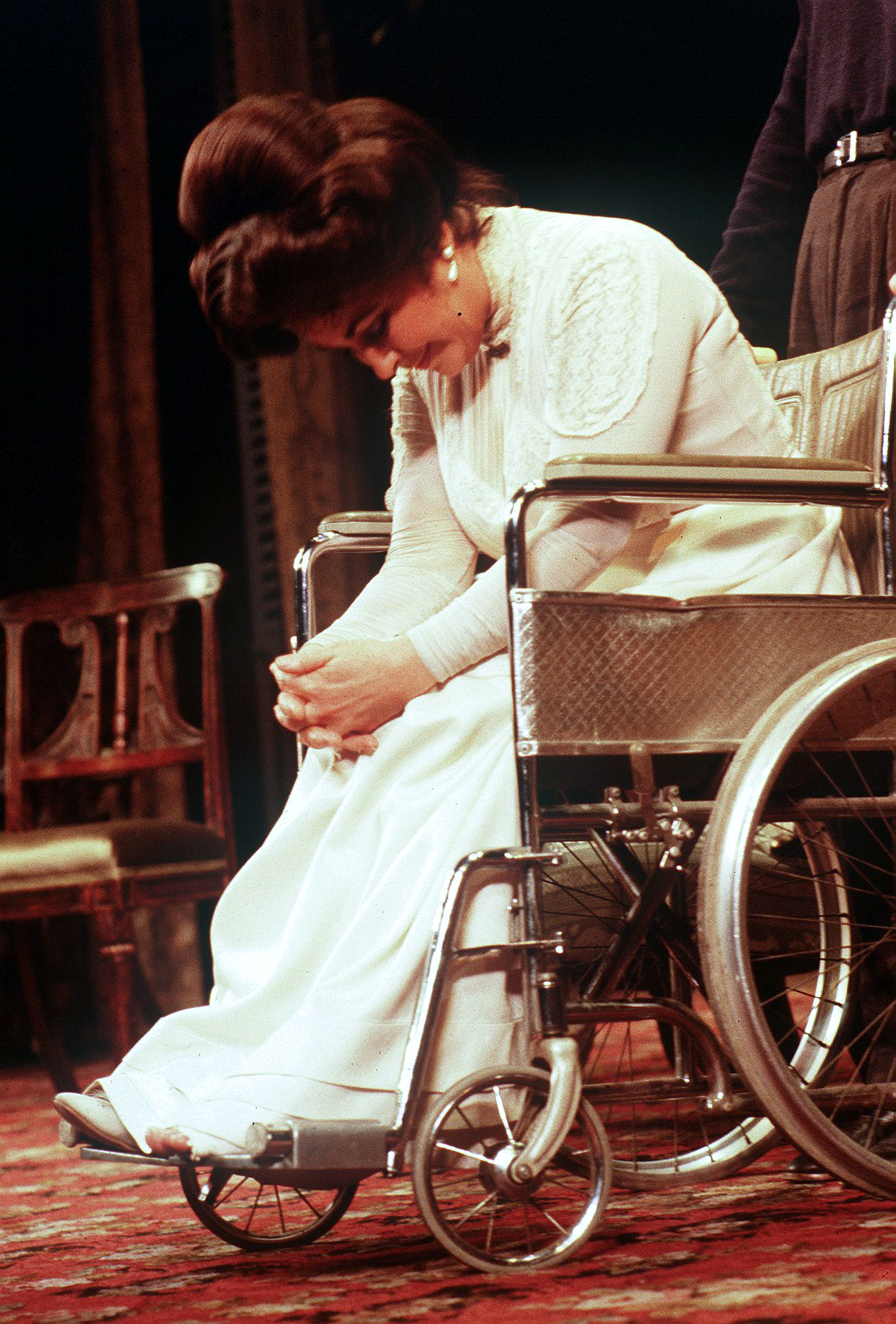 La actriz en silla de ruedas para una representación de la obra de teatro "Las zorritas", hacia 1981 | Fuente: Getty Images