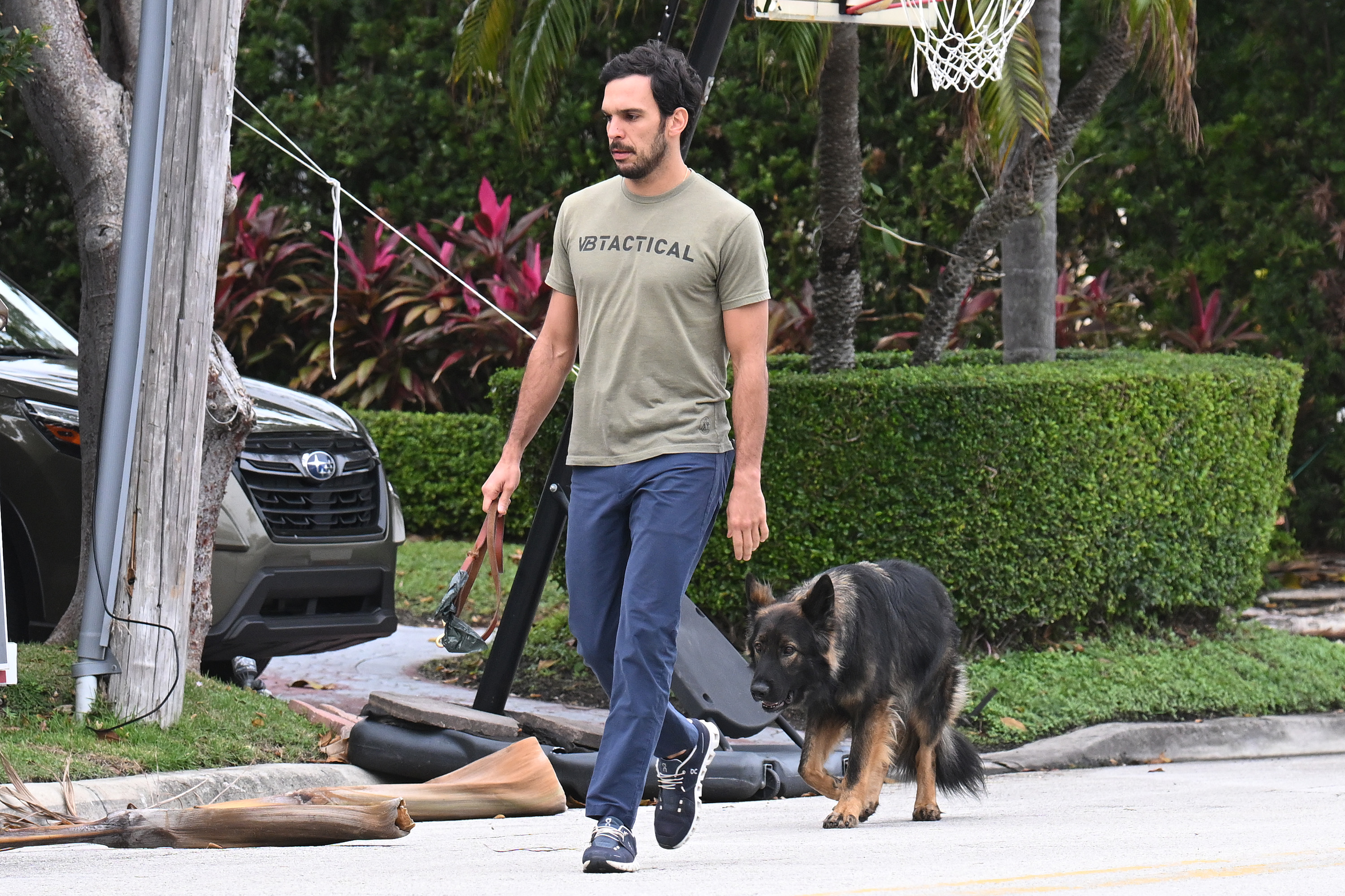 Joaquim Valente es visto de paseo el 10 de enero de 2024 en Miami, Florida | Fuente: Getty Images