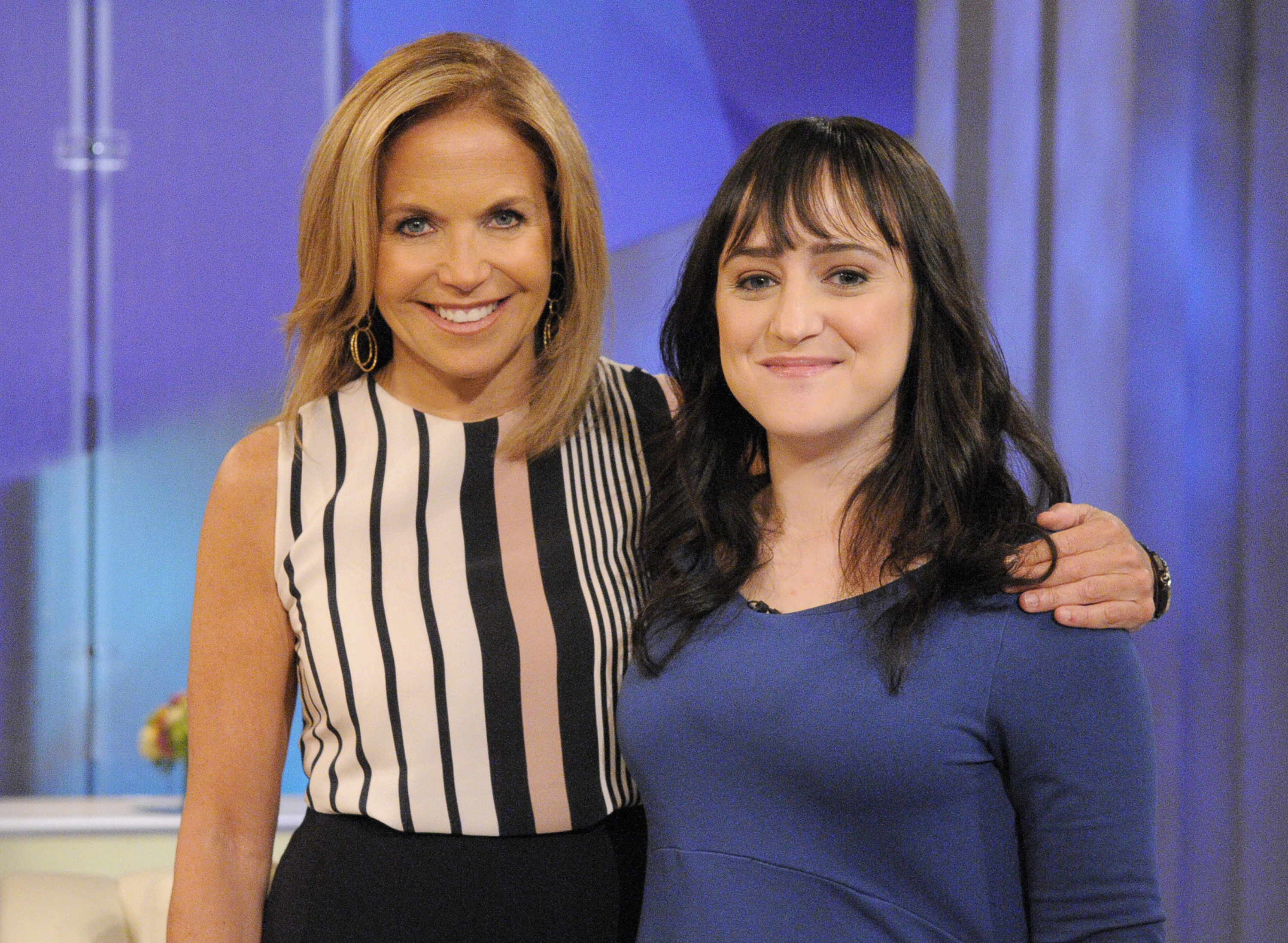 Katie Couric y Mara Wilson fotografiadas en el plató del programa de ABC "Katie" el 29 de mayo de 2013 | Fuente: Getty Images