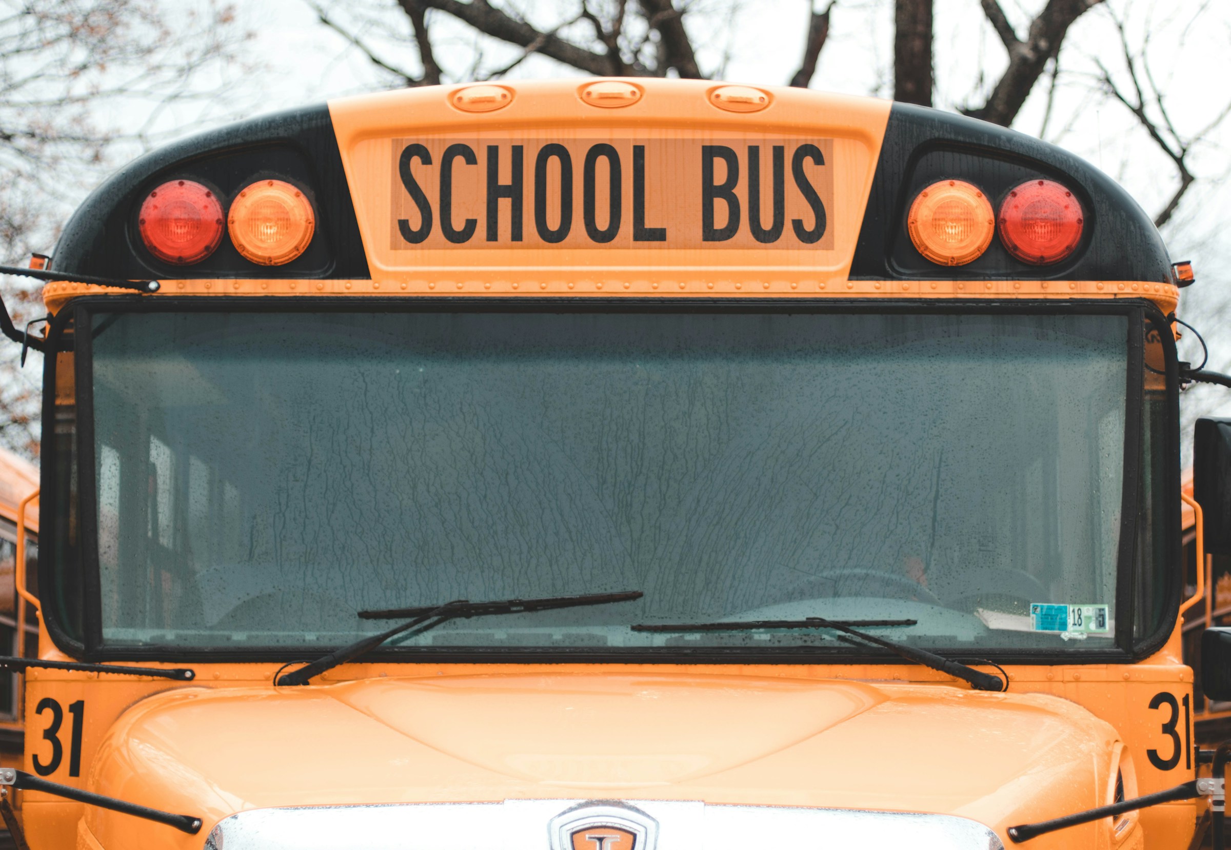 Un autobús escolar aparcado | Fuente: Unsplash