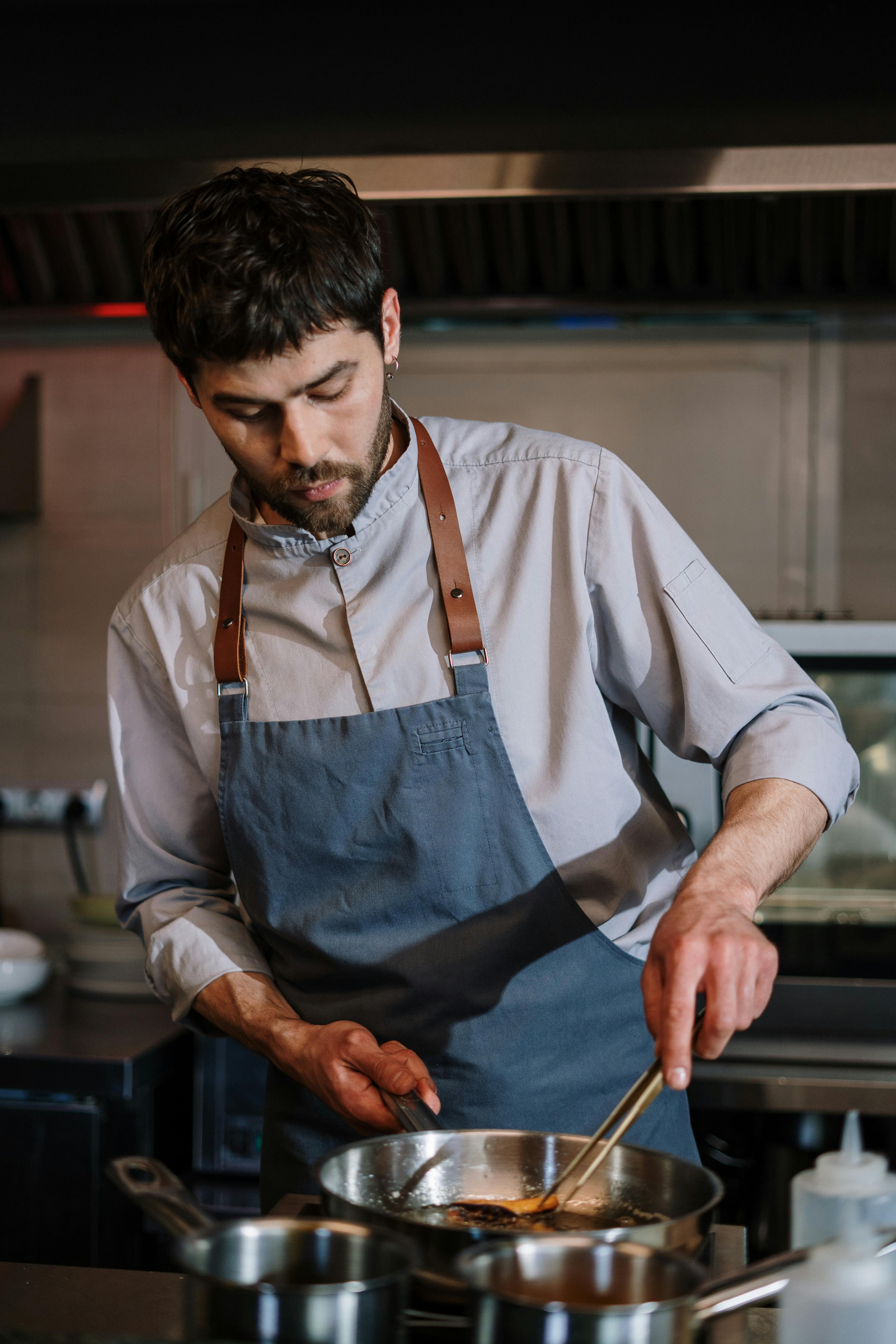 Un chef cocinando | Fuente: Pexels