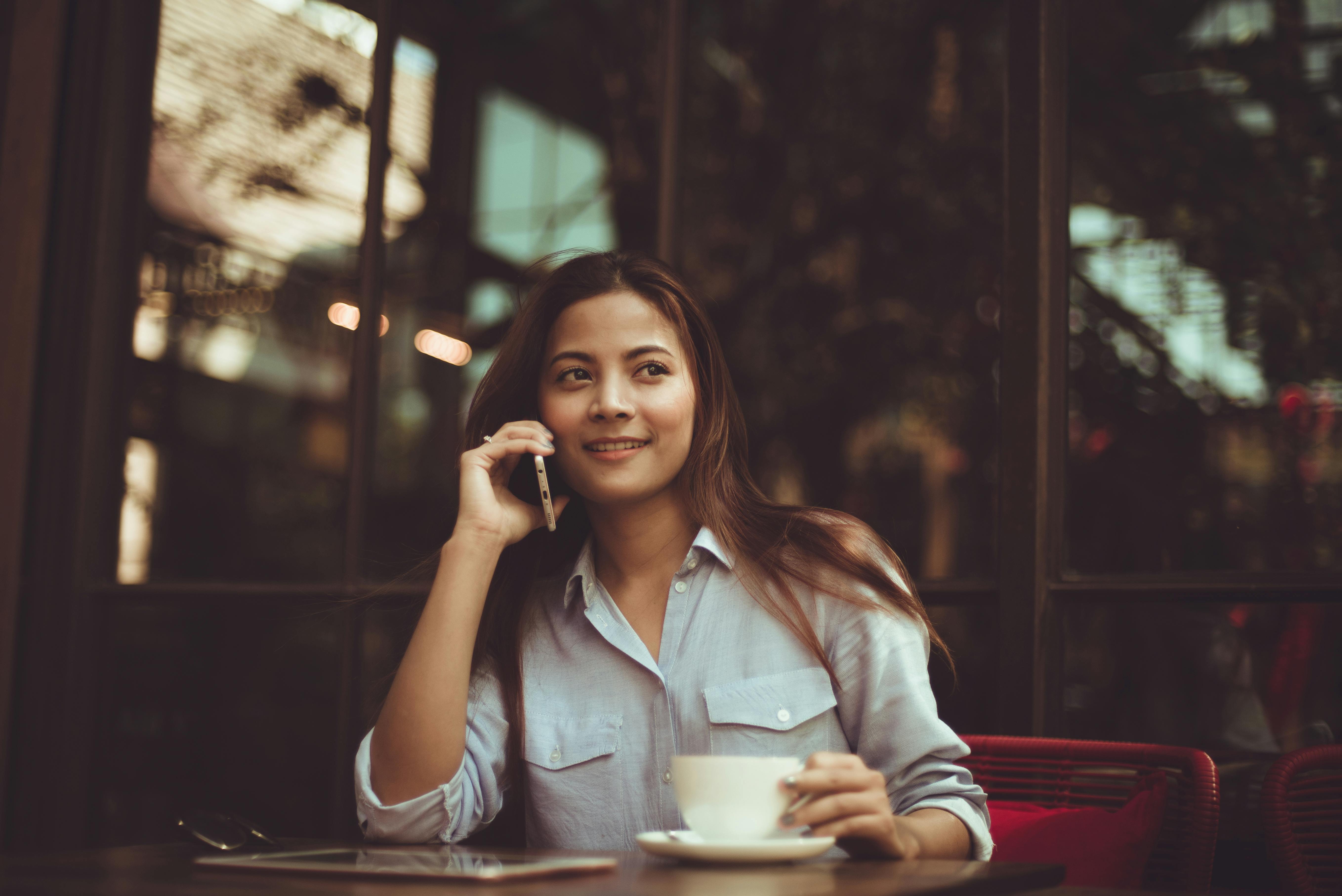 Una mujer hablando por teléfono | Fuente: Pexels