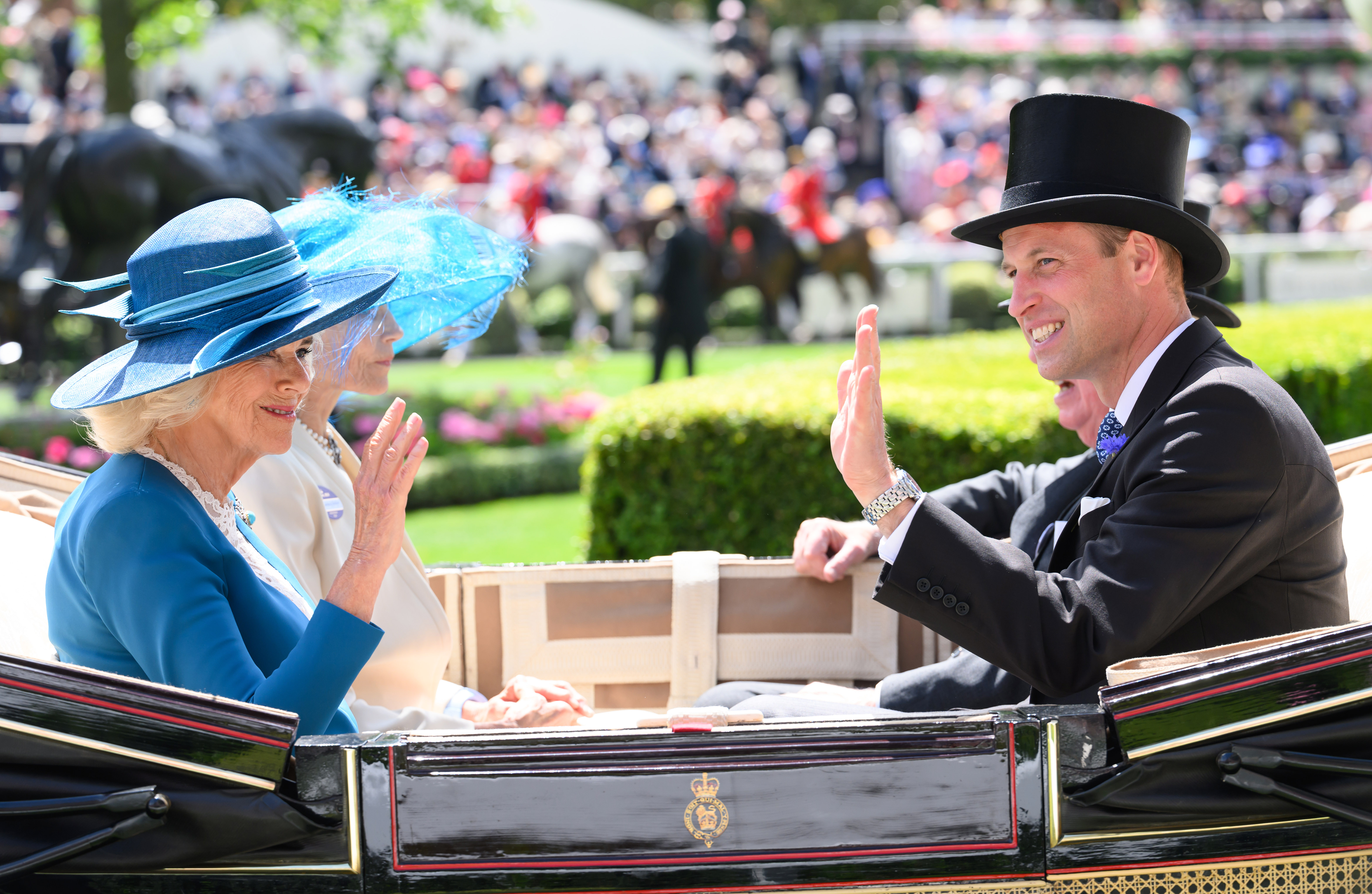 La reina Camilla y el príncipe William, príncipe de Gales, asisten al segundo día de la Royal Ascot 2024 en Ascot, Inglaterra, el 19 de junio de 2024 | Fuente: Getty Images