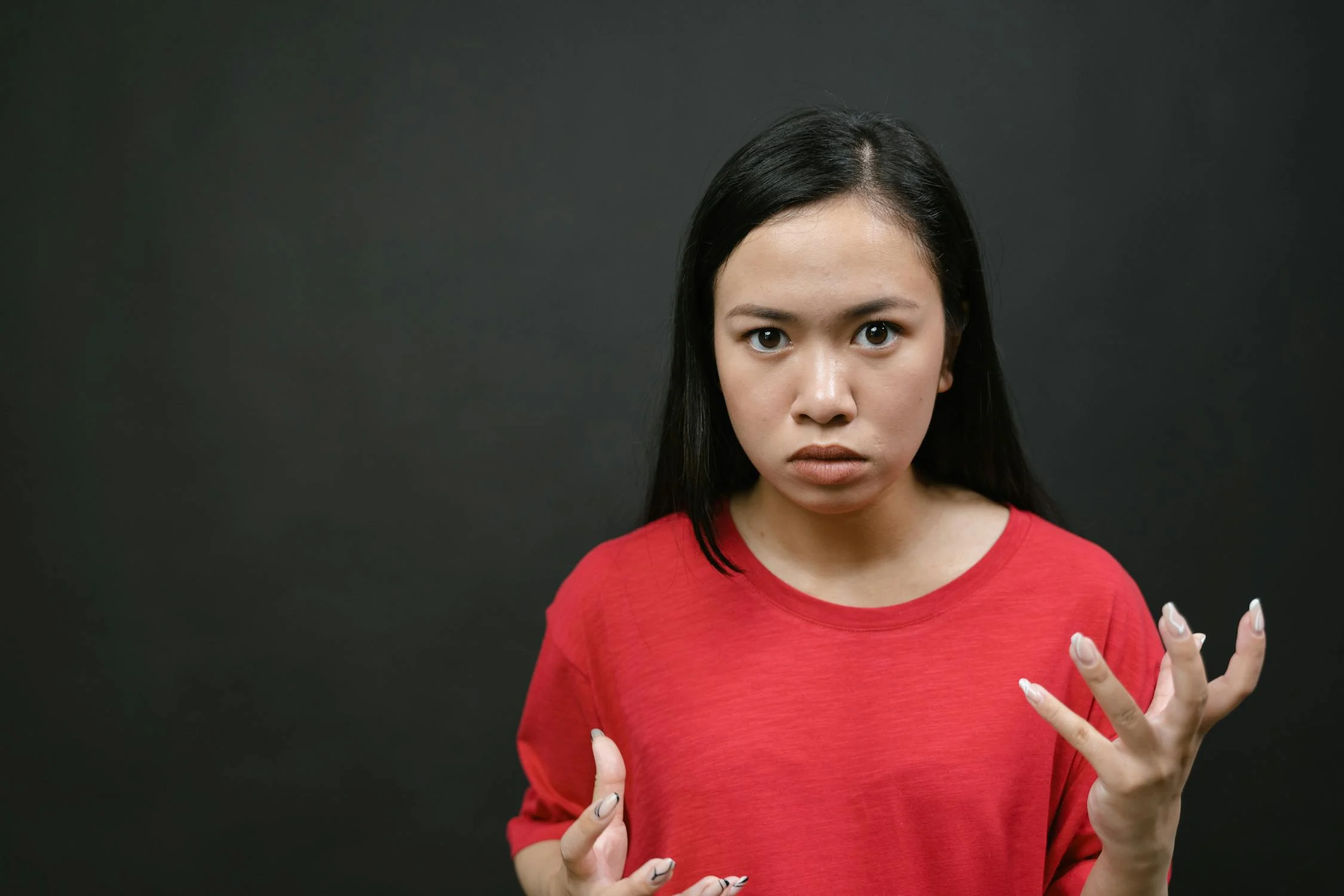 Una joven con el ceño fruncido | Fuente: Pexels