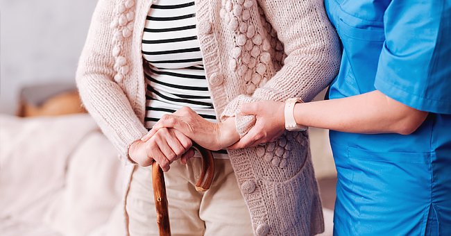 Enfermera ayudando a una anciana a caminar con su bastón. | Foto: Pixabay