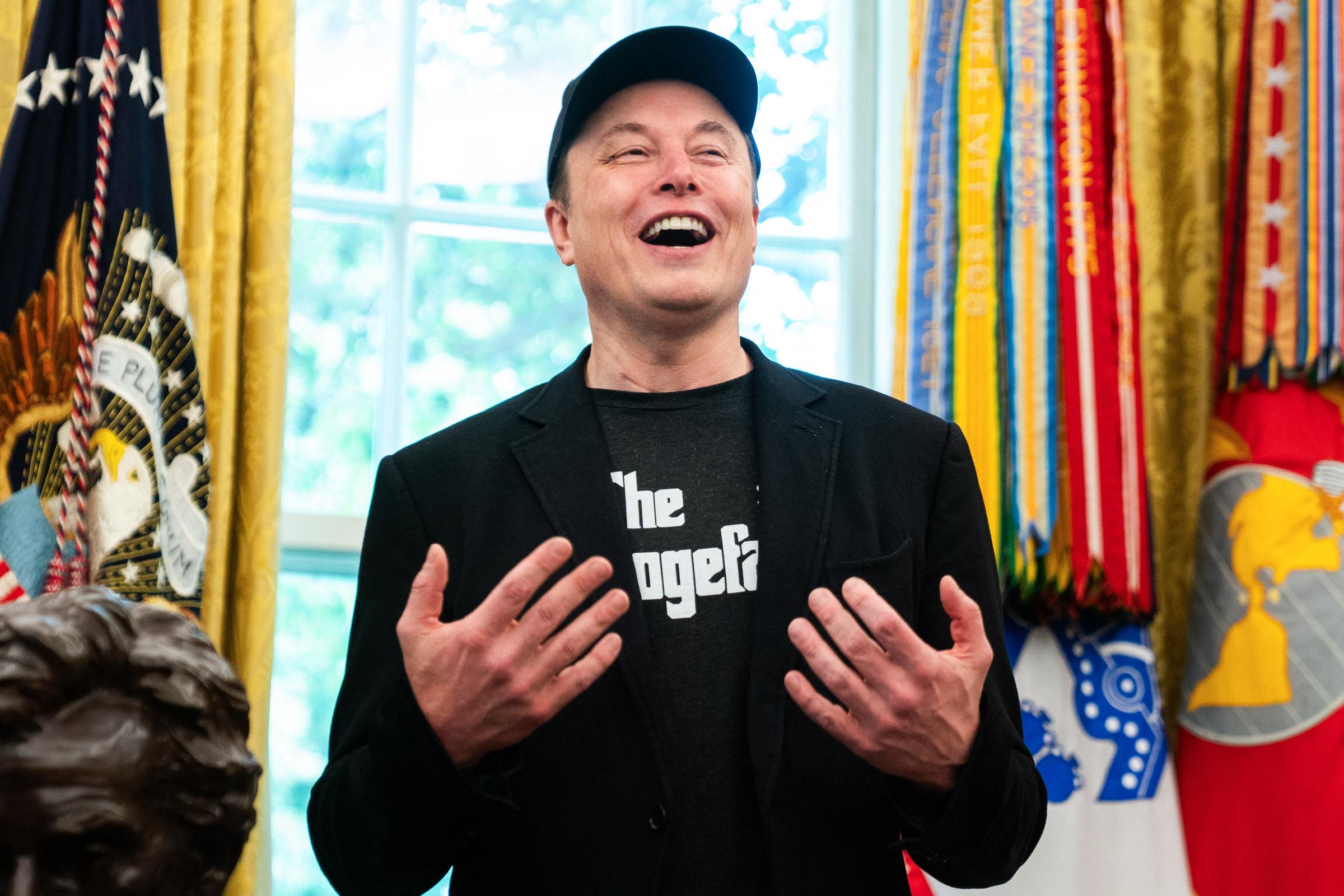 Musk estaba hablando durante la rueda de prensa, cuando un periodista se fijó en su curioso ojo morado, desatando especulaciones sobre su origen.