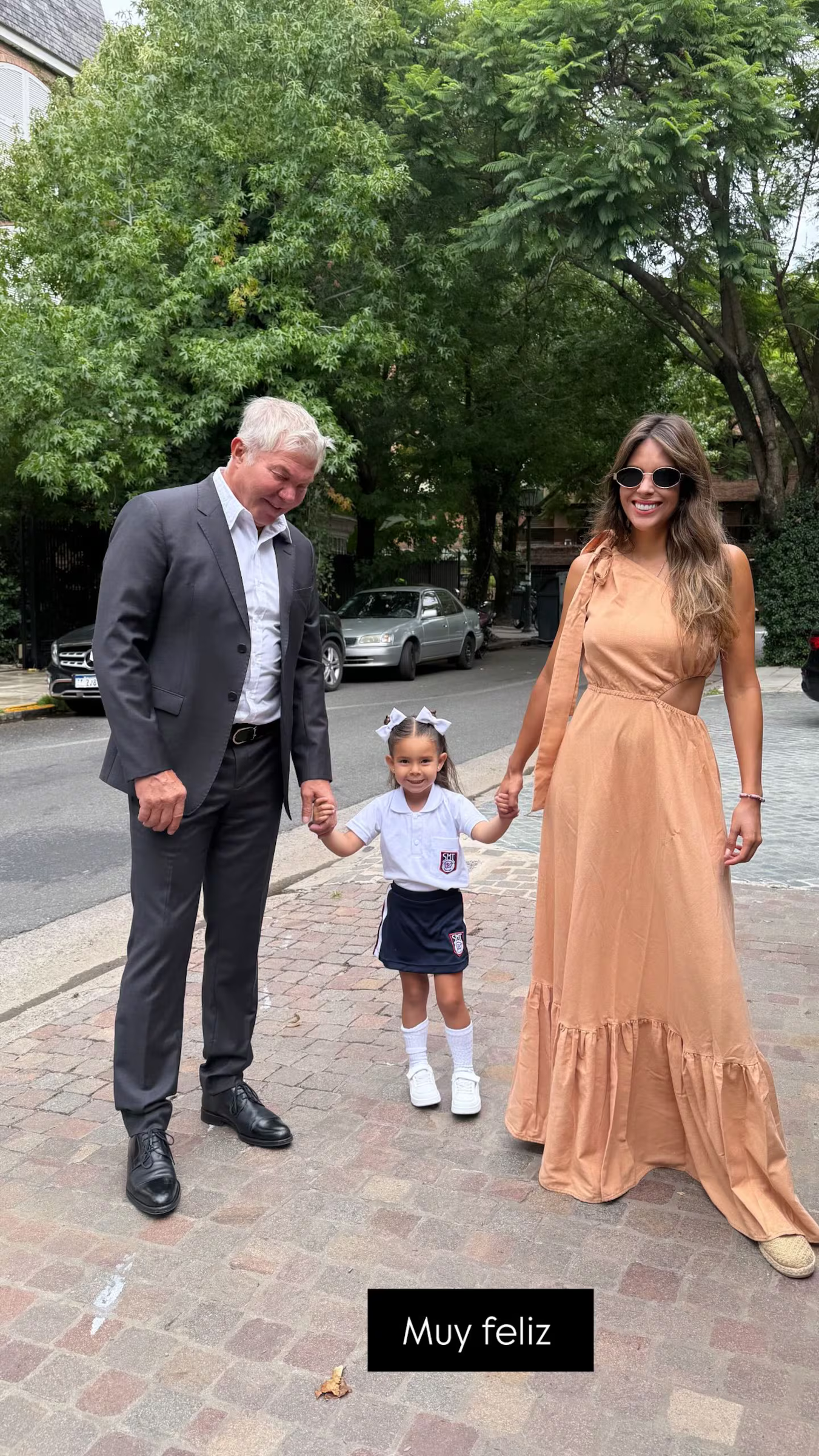 Barby Franco junto a Fernando Burlando posando junto a su hija Sarah frente al colegio de la pequeña | Fuente: Instagram/barbaritafranco21