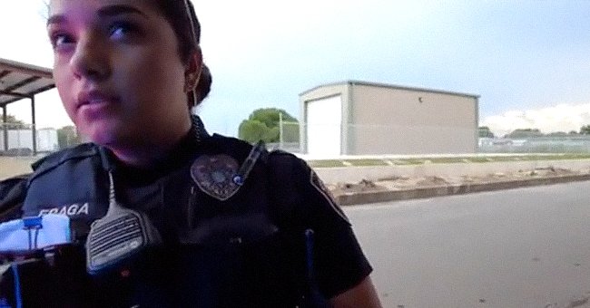 Una oficial de Texas es filmada por un conductor. | Foto: TikTok/@notthisagainla