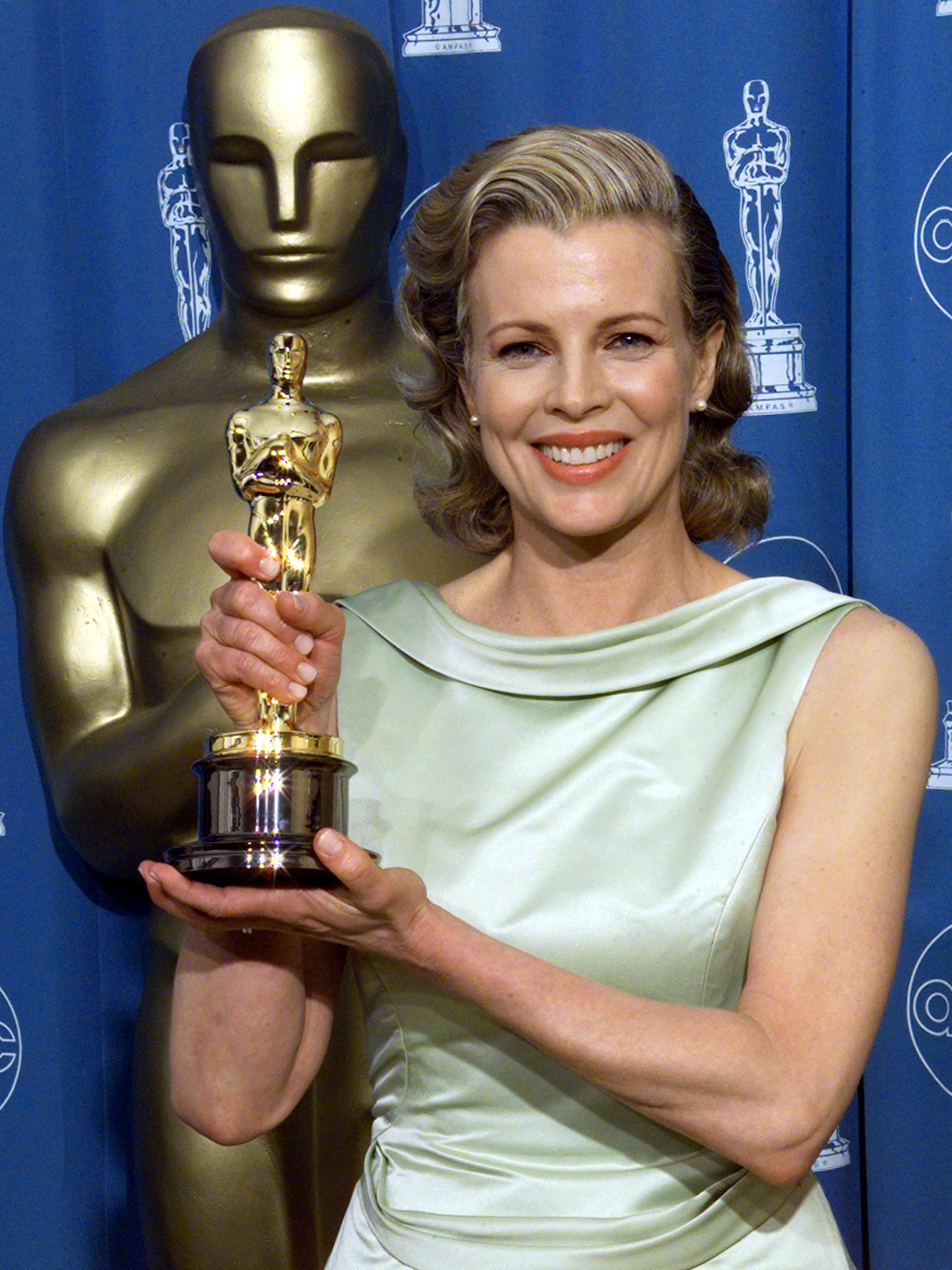 Kim Basinger con su Oscar el 23 de marzo de 1998 | Fuente: Getty Images