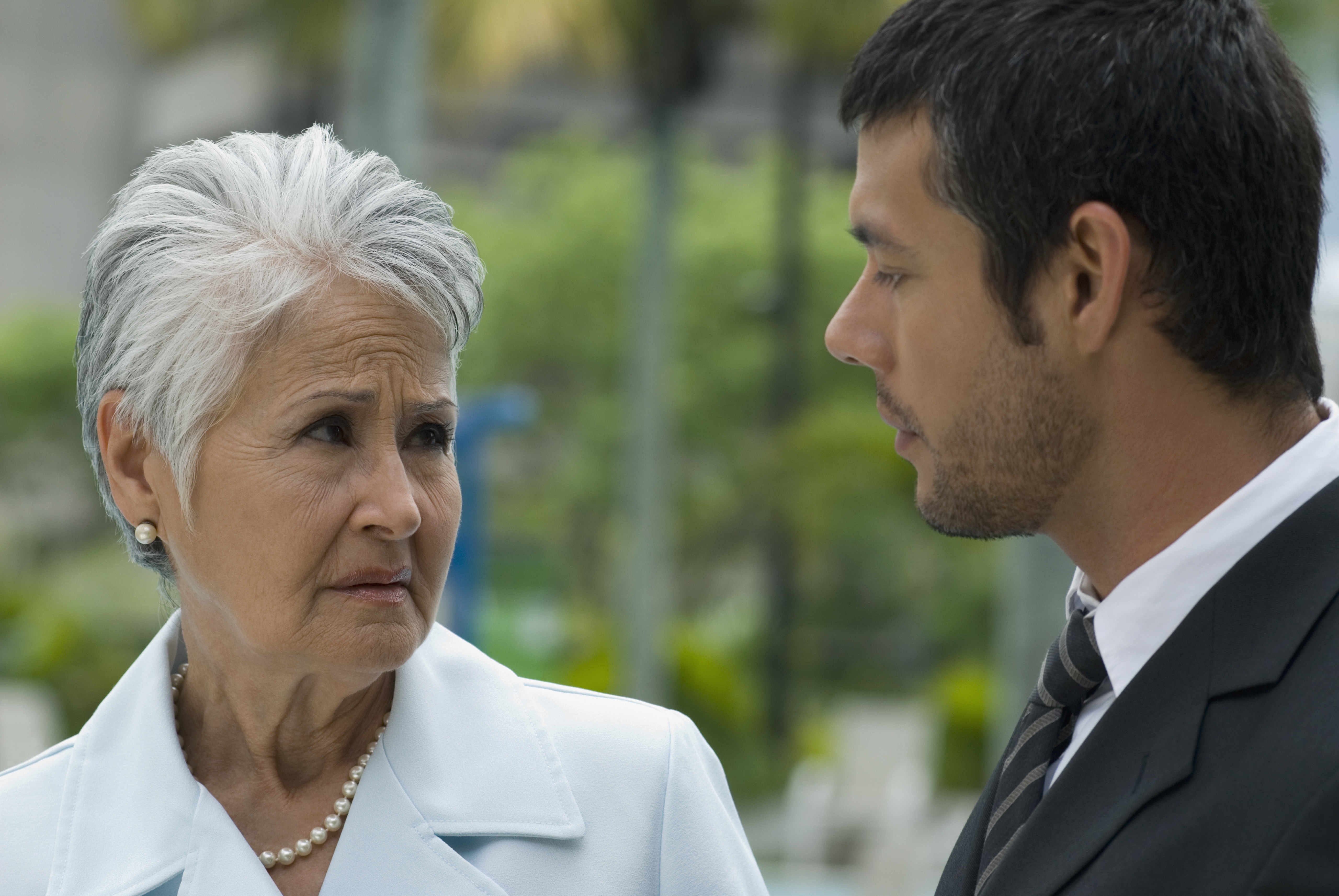 Un hombre y su madre hablando seriamente | Foto: Getty Images