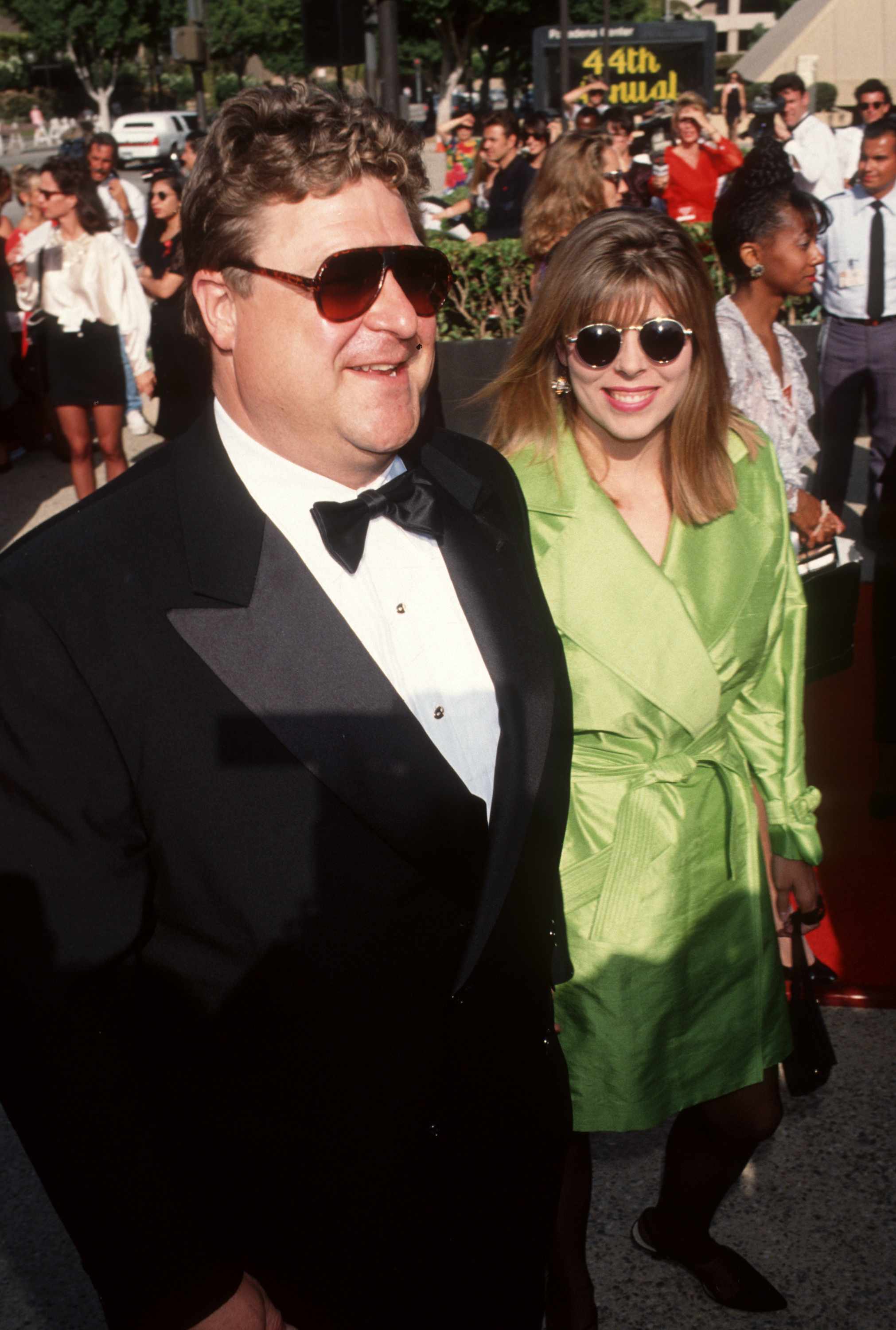 John Goodman y su esposa Anna Beth Hartzog asisten a la 44 edición de los premios Primetime Emmy el 30 de agosto de 1992, en el Pasadena Civic Auditorium de Pasadena, California. | Foto: Getty Images