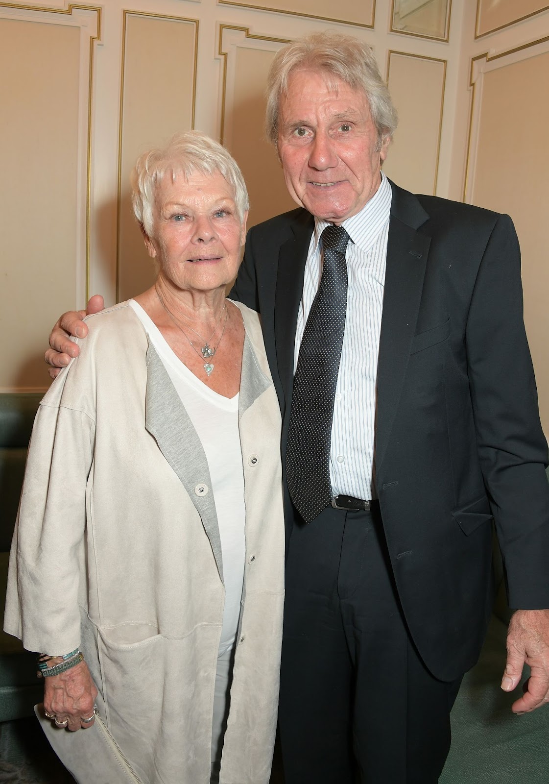 Judi Dench y David Mills en los premios Fortnum & Mason Food and Drink Awards el 16 de mayo de 2019, en Londres, Inglaterra | Fuente: Getty Images