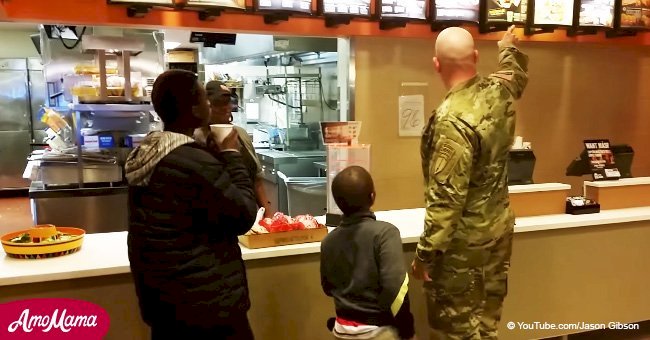 Momento reconfortante: un soldado alimenta a dos niños hambrientos y su buena acción se hace viral