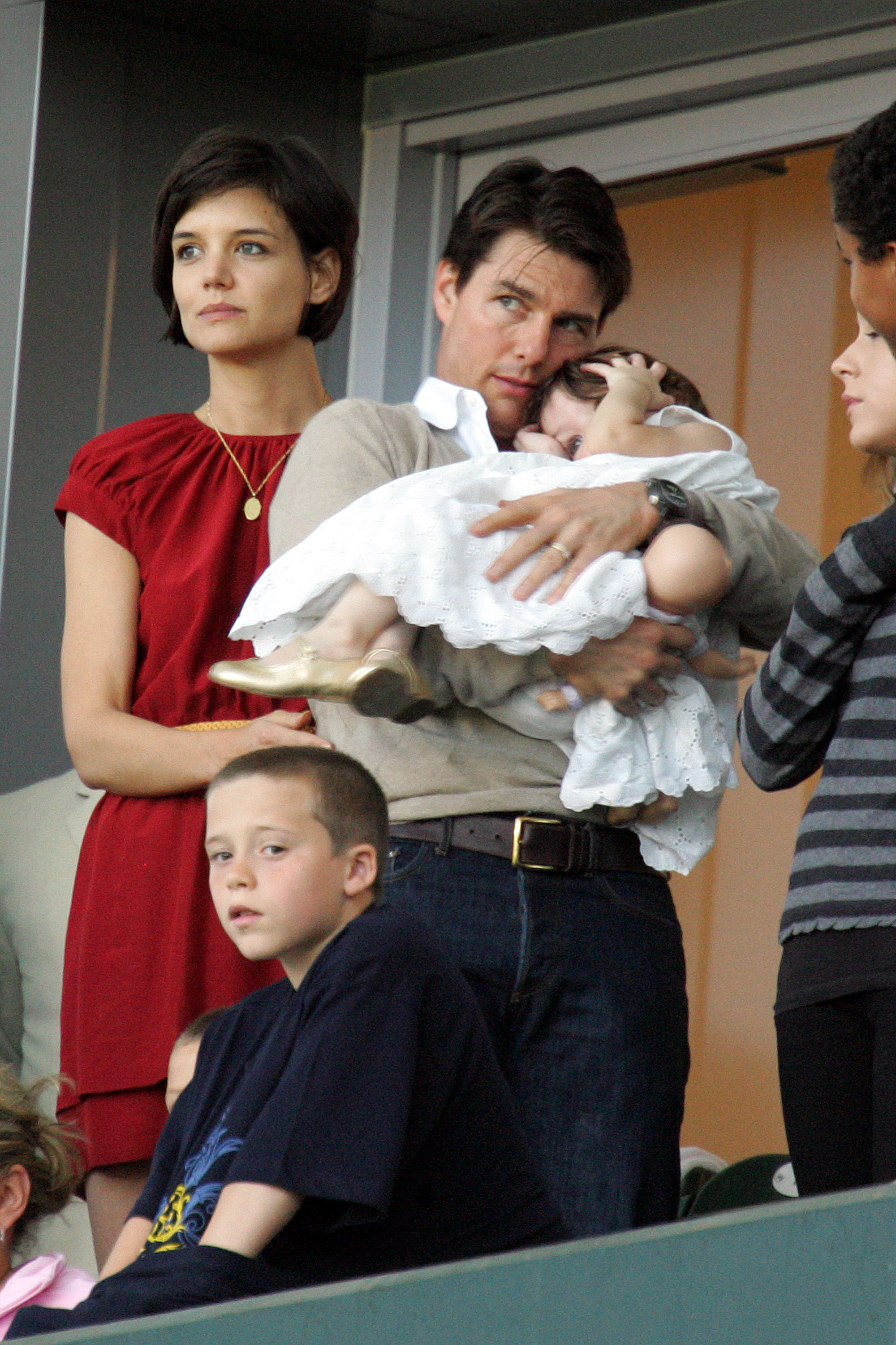El hijo de David Beckham, Brooklyn Beckham (delante), los actores Tom Cruise y Katie Holmes, con su hija Suri Cruise, ven un partido de la Major League Soccer el 10 de mayo de 2008 en Carson, California | Fuente: Getty Images