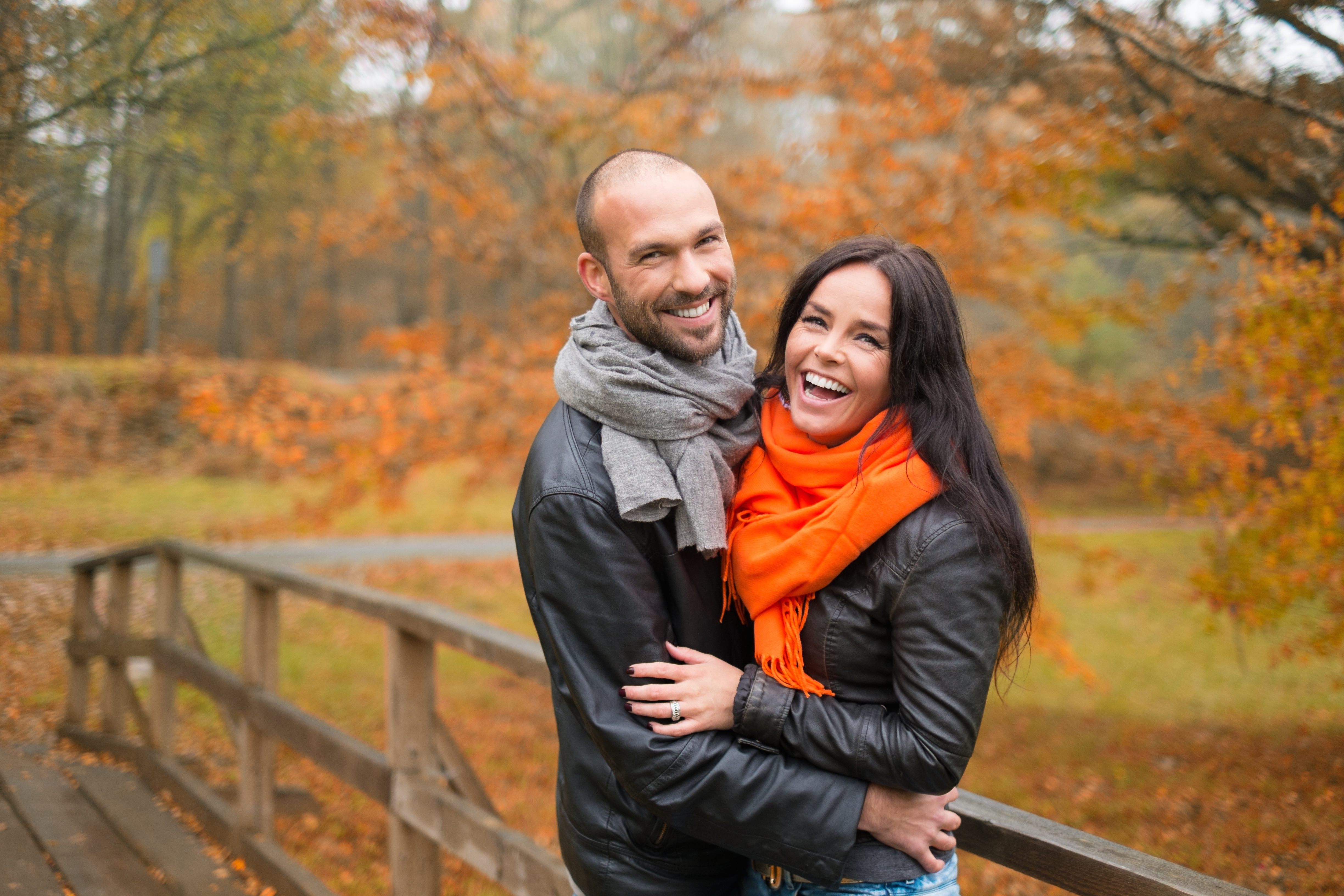 Una feliz pareja de mediana edad | Fuente: Shutterstock