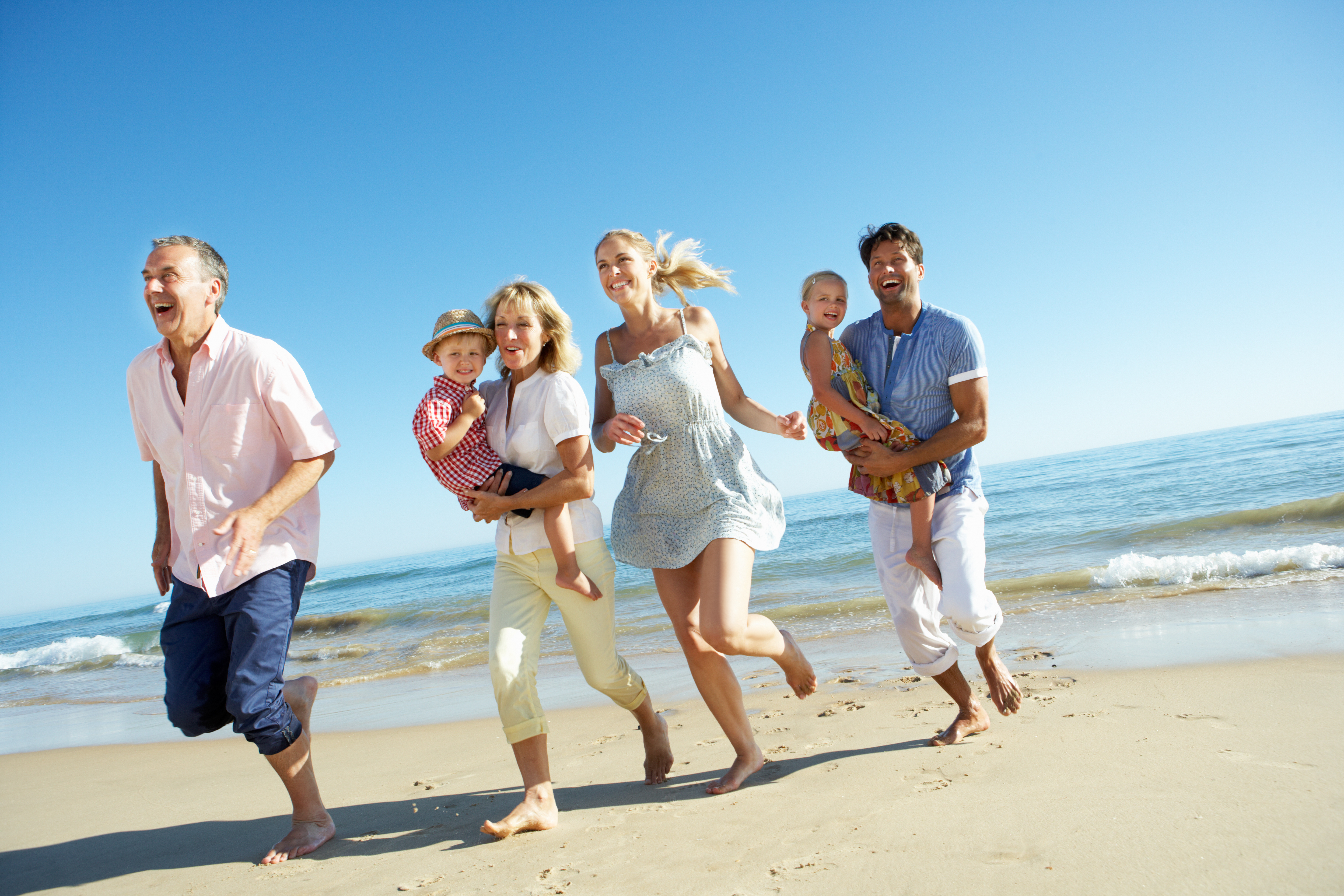 Familia disfrutando en la playa | Foto: Shutterstock