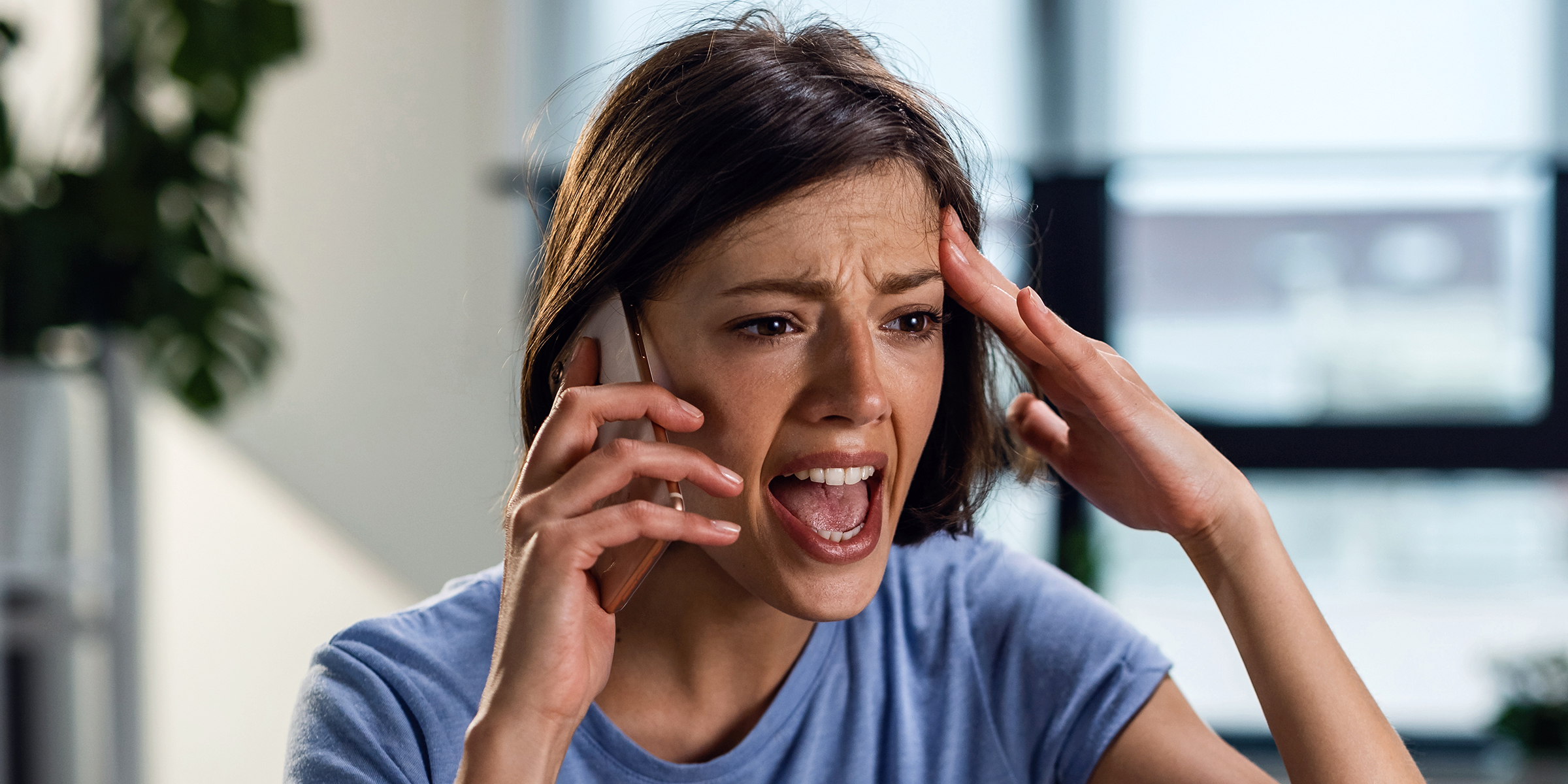 Una mujer conmocionada hablando por teléfono | Fuente: Shutterstock