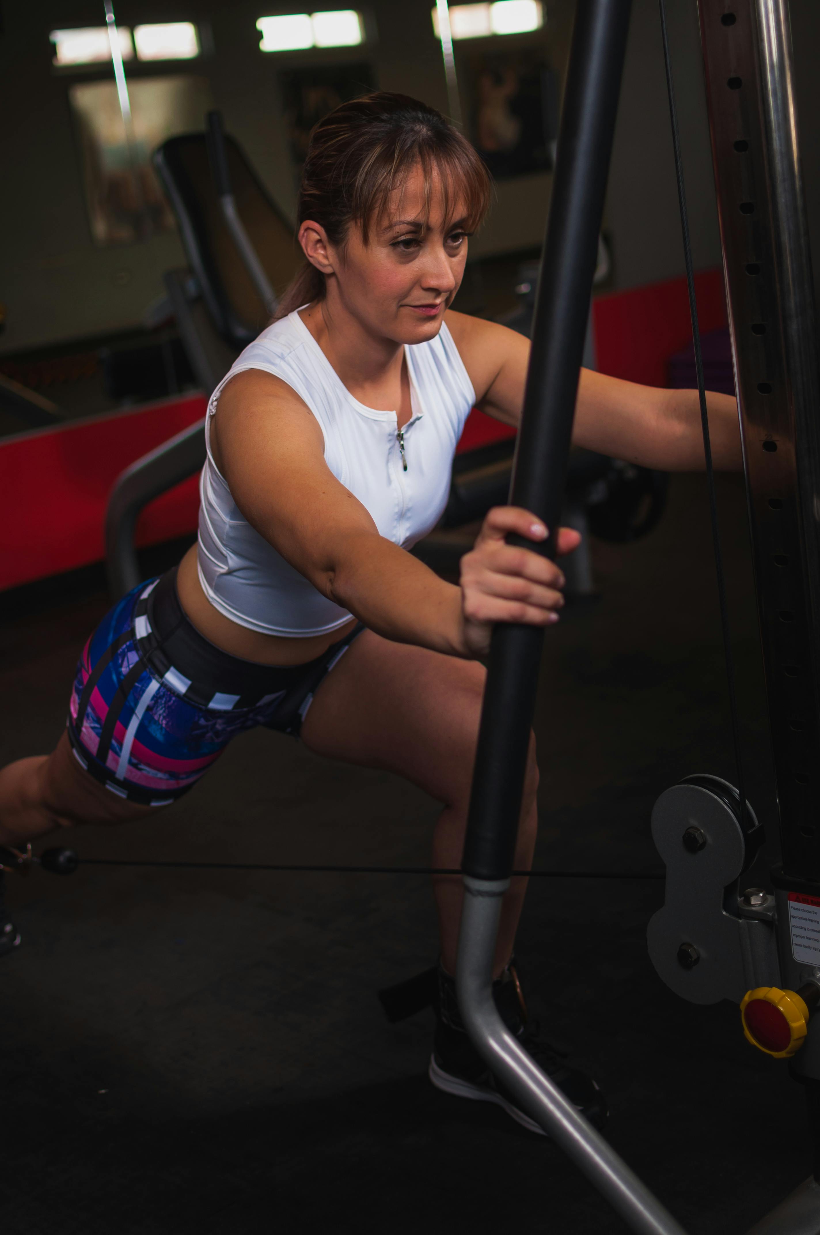 Mujer haciendo ejercicio en el gimnasio | Fuente: Pexels