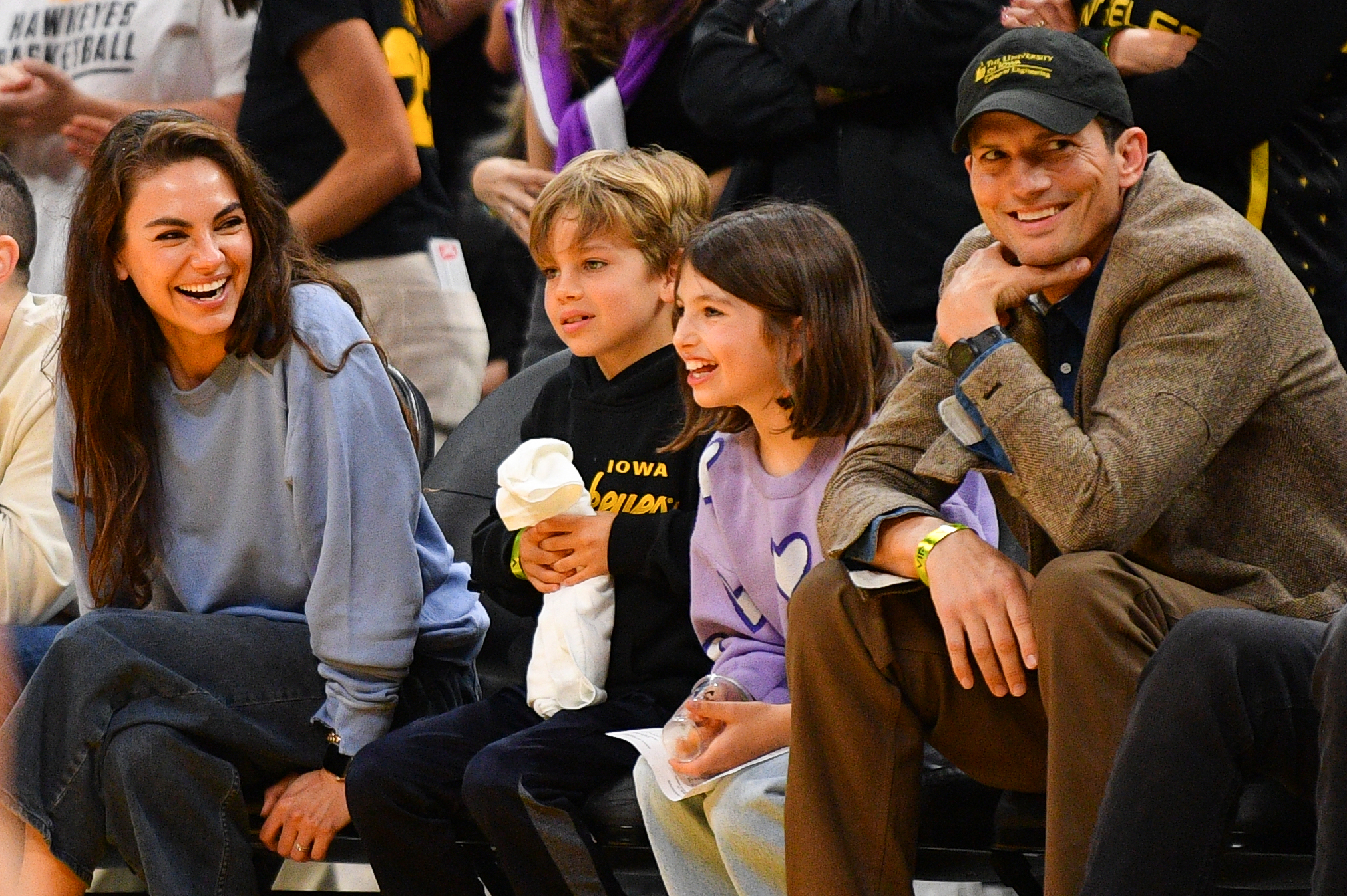 Mila Kunis, Ashton Kutcher y sus hijos, Wyatt y Dimitri, durante el partido de baloncesto de la WNBA el 24 de mayo de 2024, en el Crypto.com Arena de Los Ángeles, California | Fuente: Getty Images